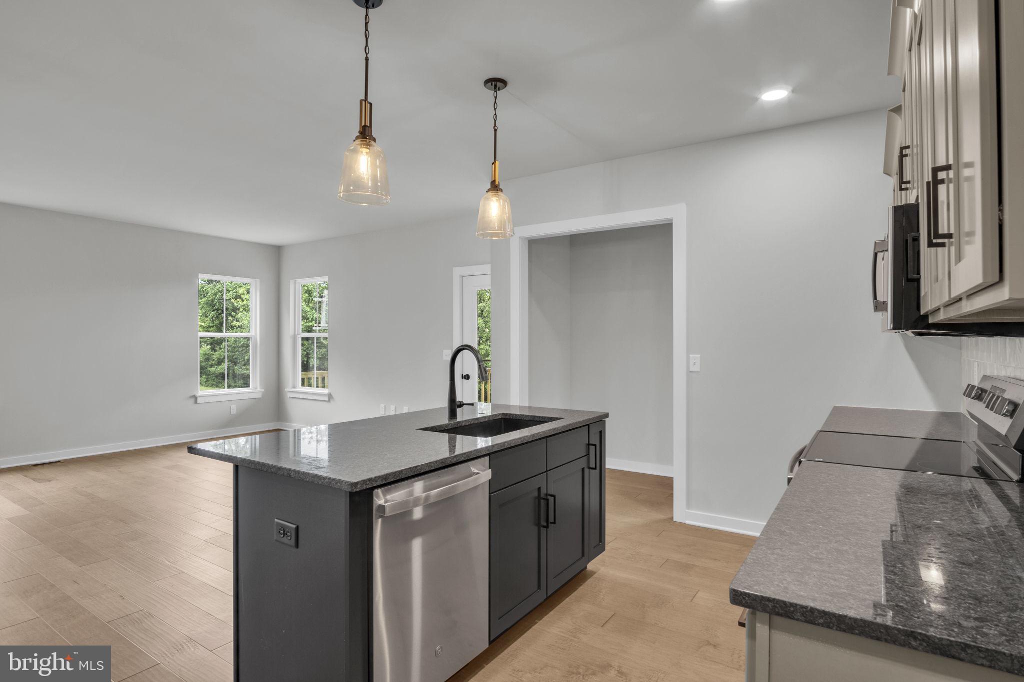 910 N LINCOLN STREET 002-01
