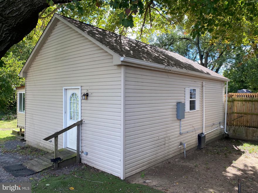 One bedroom detached home available for rent.  Full kitchen.  IN unit laundry and great sunroom addition.  *  Plenty of parking - private drive.  - Landlord prefers completion of online application. $40/per applicant over 18. 24 month lease is preferred.  Section 8/and other vouchers will be considered. Landlord prefers credit to be above 620. Pets are allowed on case by case basis. Upon acceptance and lease signing, tenant will pay broker a $60 move in fee and will be expected to pay 1 month security and 1st months rent (by cashier check or money order). THIS property has 2 homes....second home in front 2 bedroom 1 bath  also available for rent. RENT THEM BOTH FOR 1800/mo