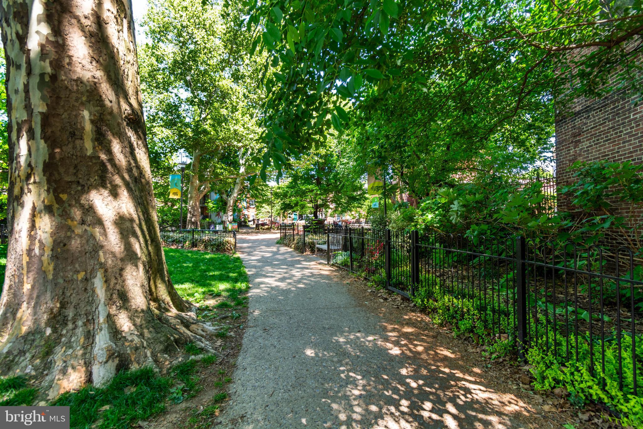 QUEEN VILLAGE - Residential