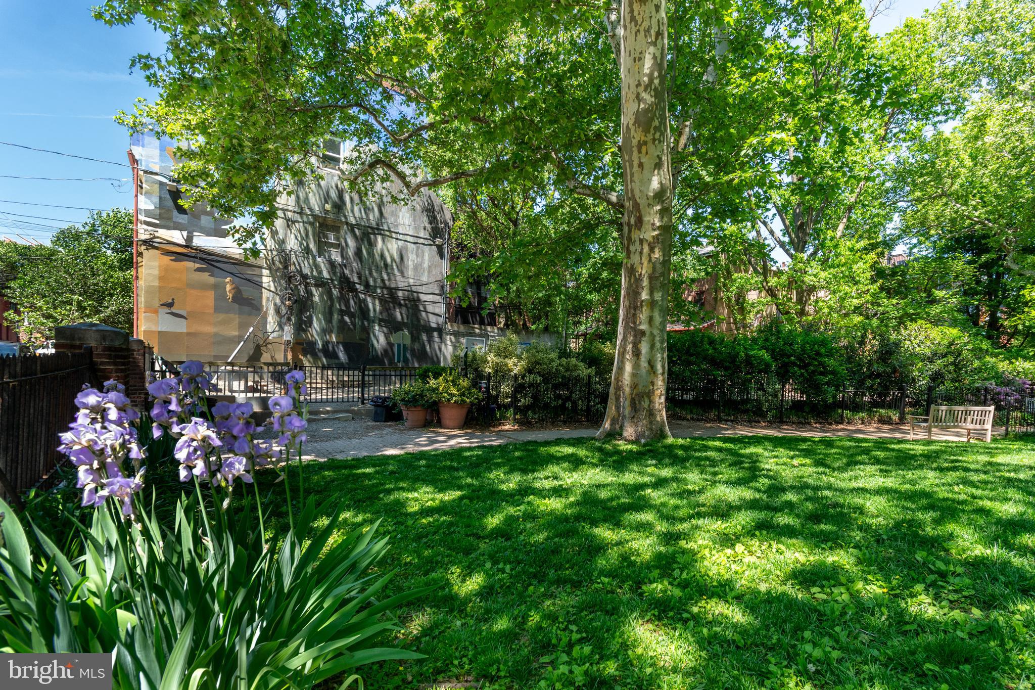 QUEEN VILLAGE - Residential