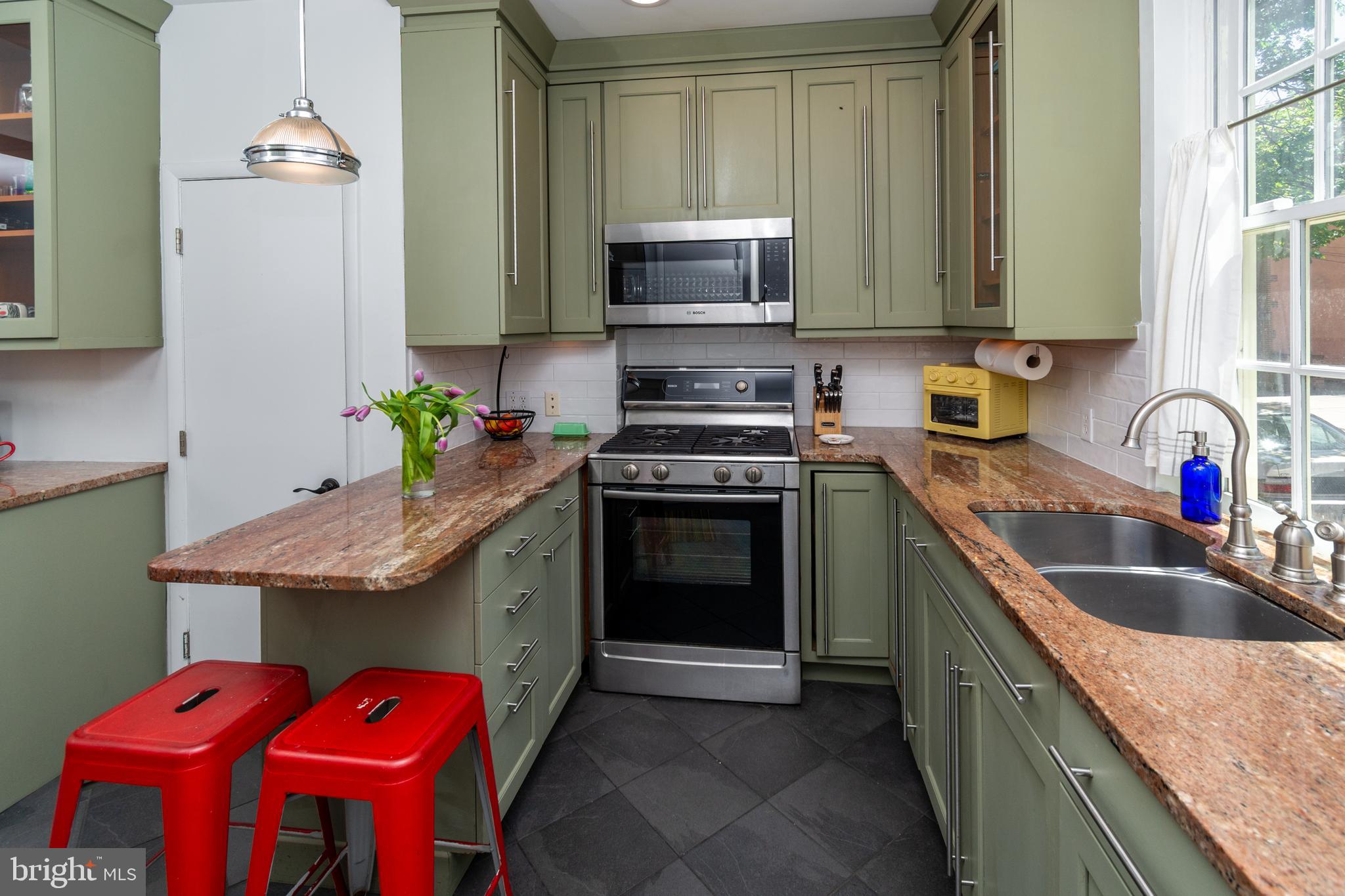 QUEEN VILLAGE - Residential