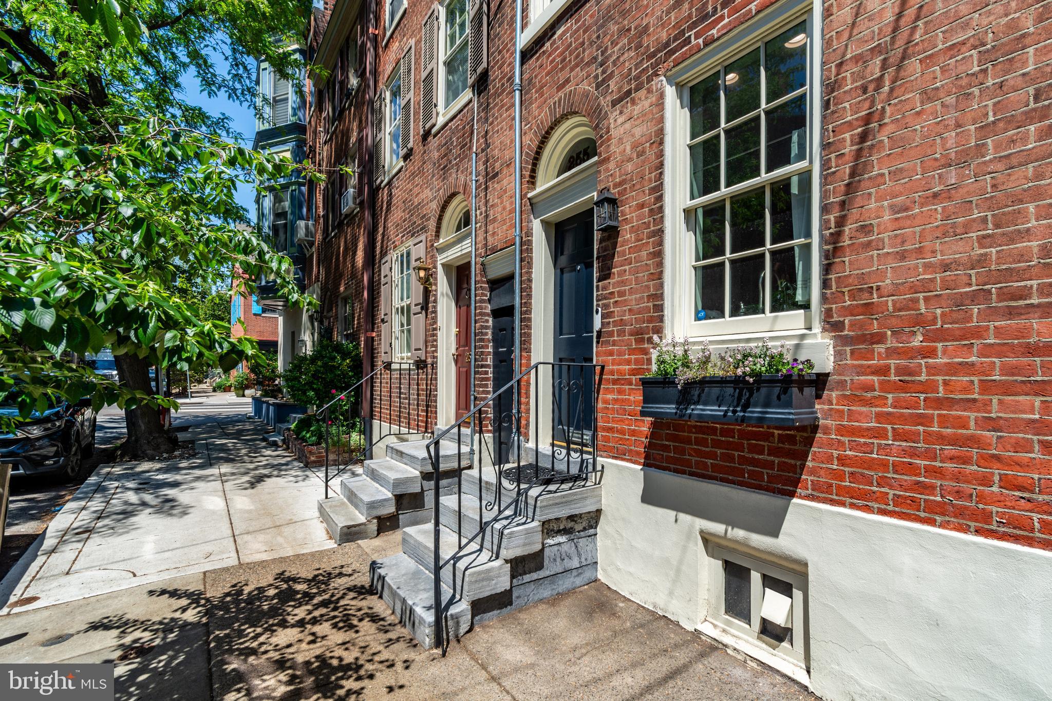 QUEEN VILLAGE - Residential