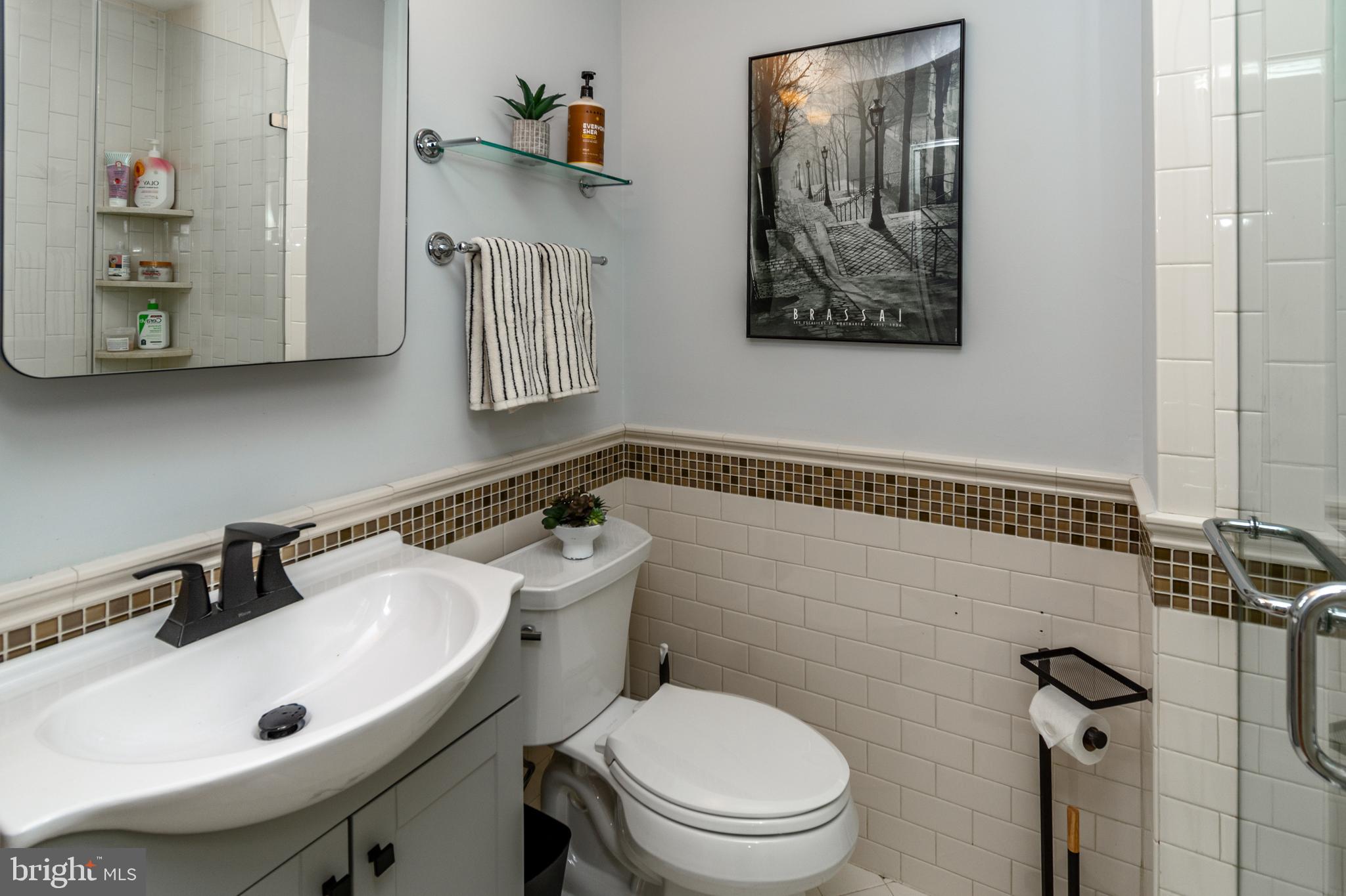 QUEEN VILLAGE - Residential
