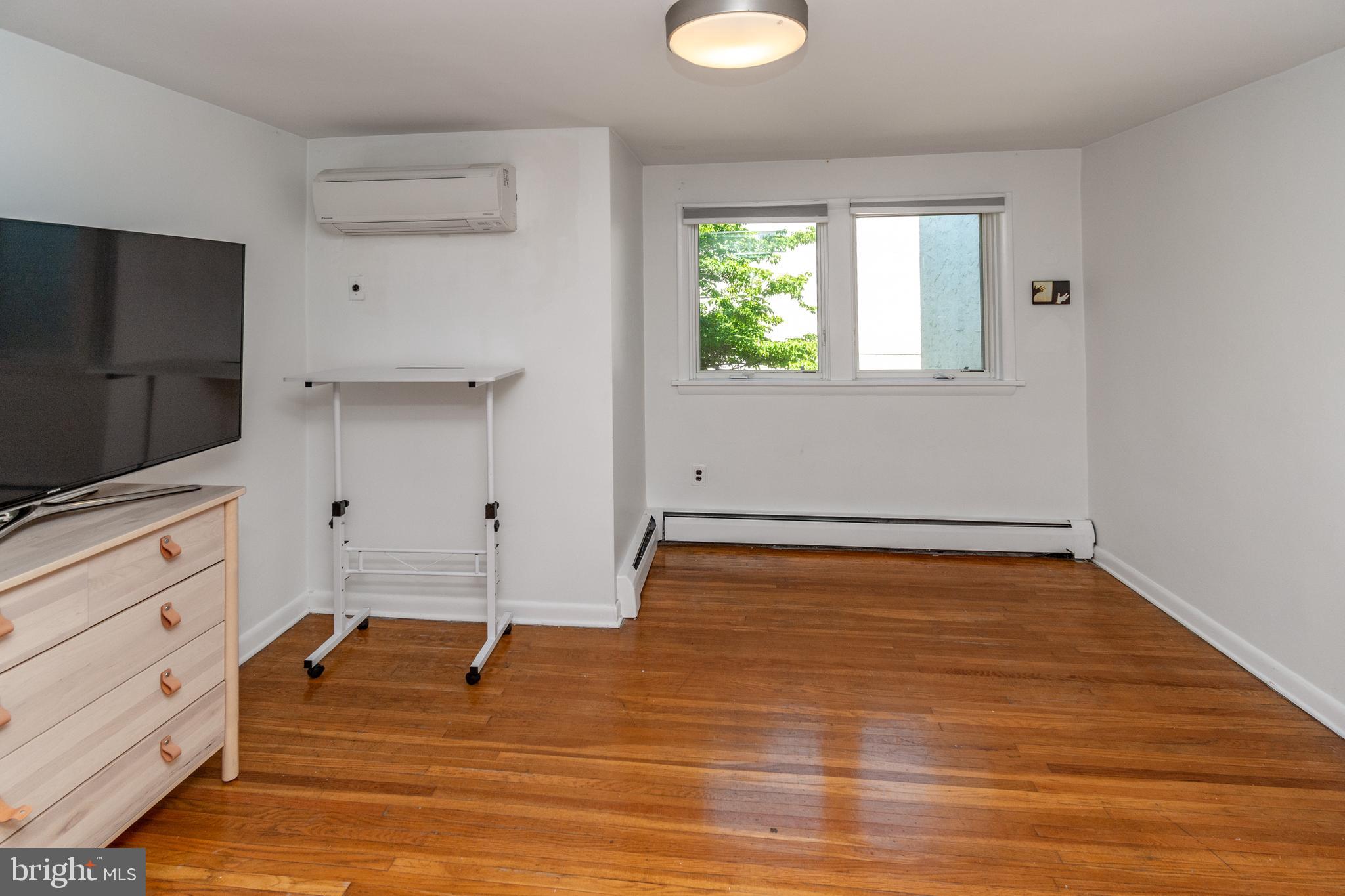 QUEEN VILLAGE - Residential