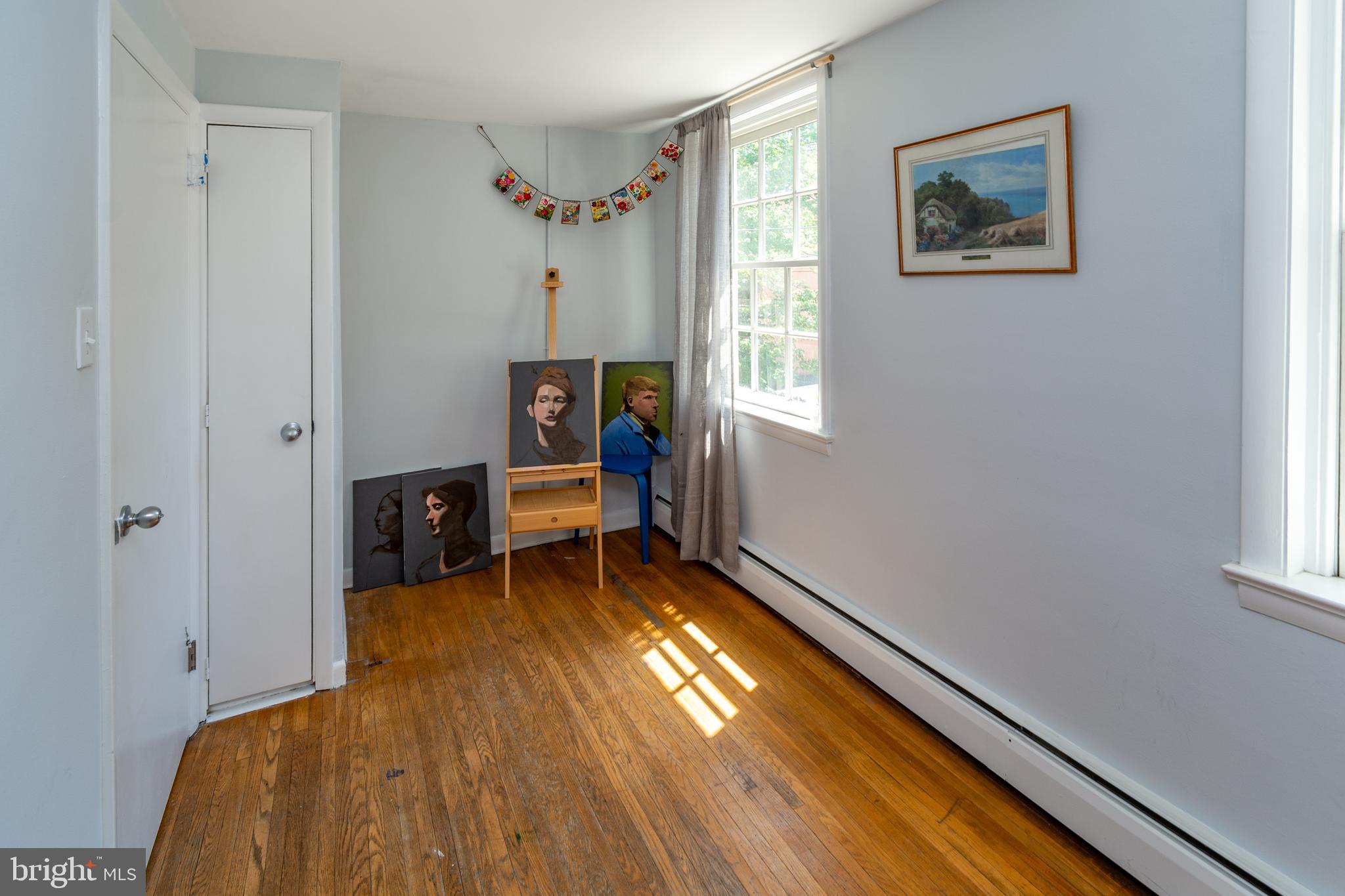 QUEEN VILLAGE - Residential