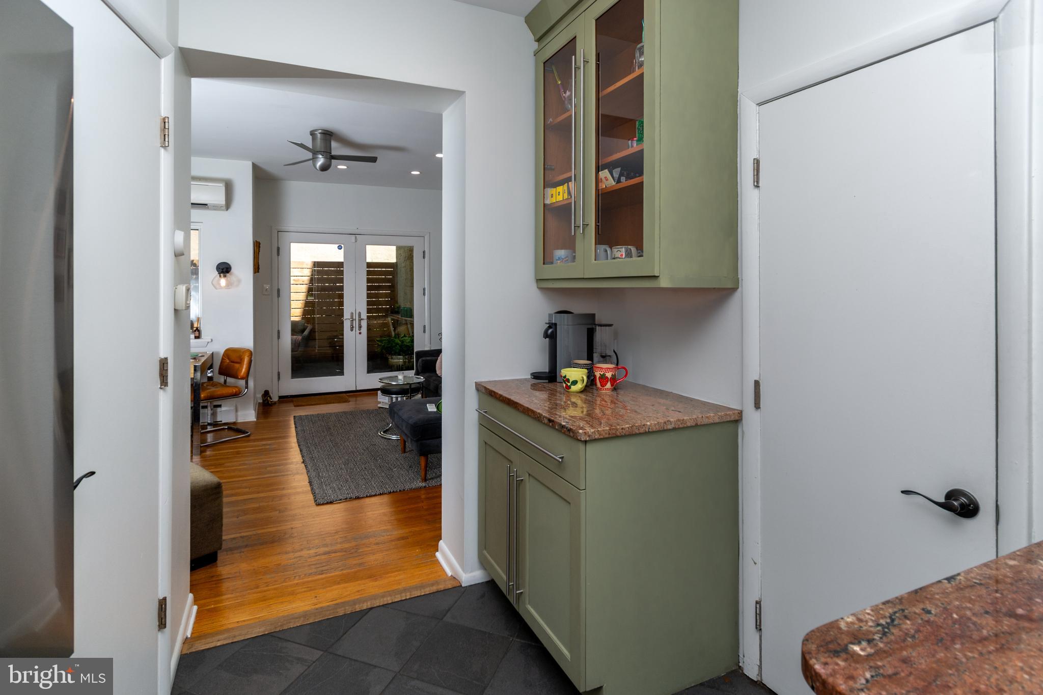 QUEEN VILLAGE - Residential