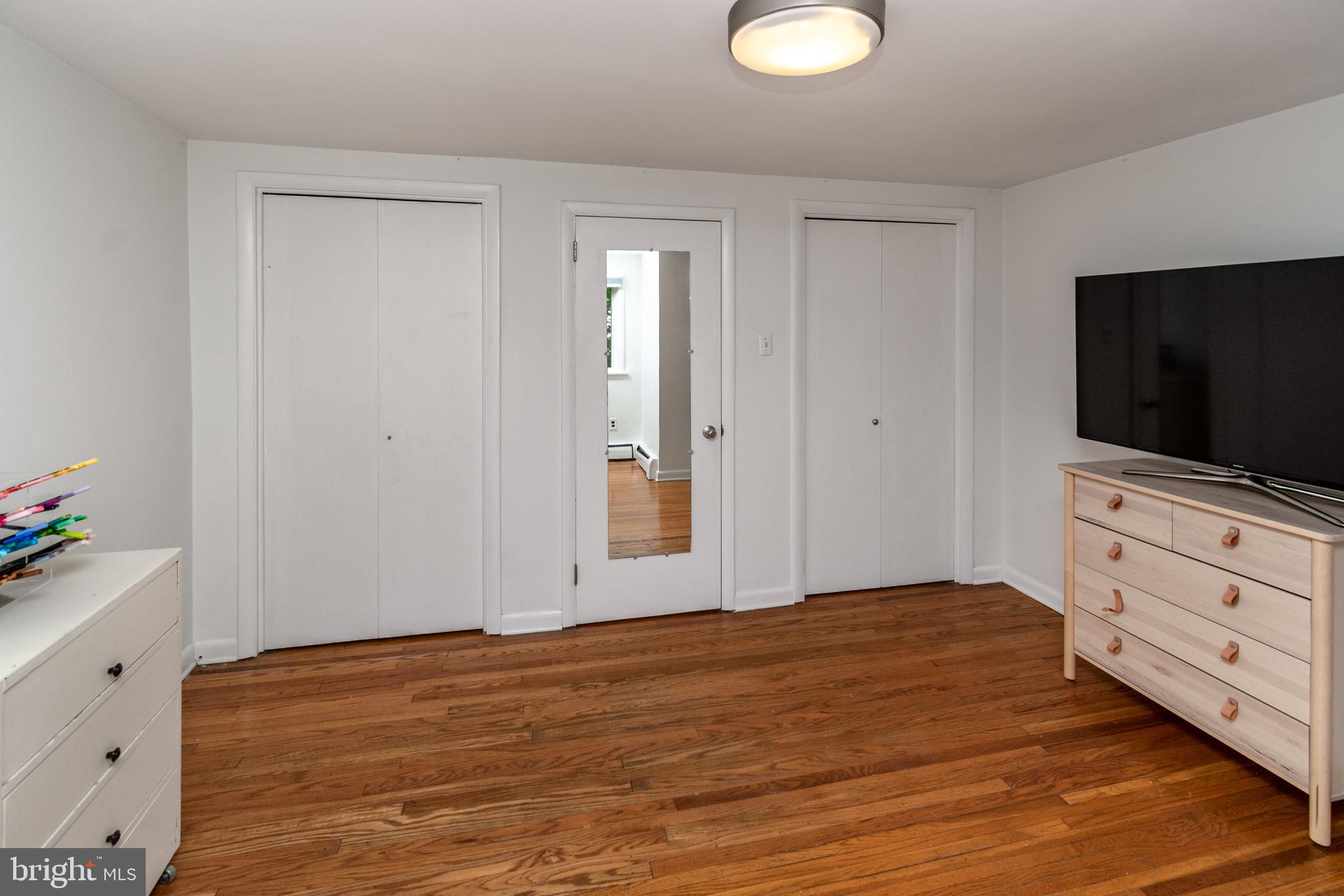QUEEN VILLAGE - Residential