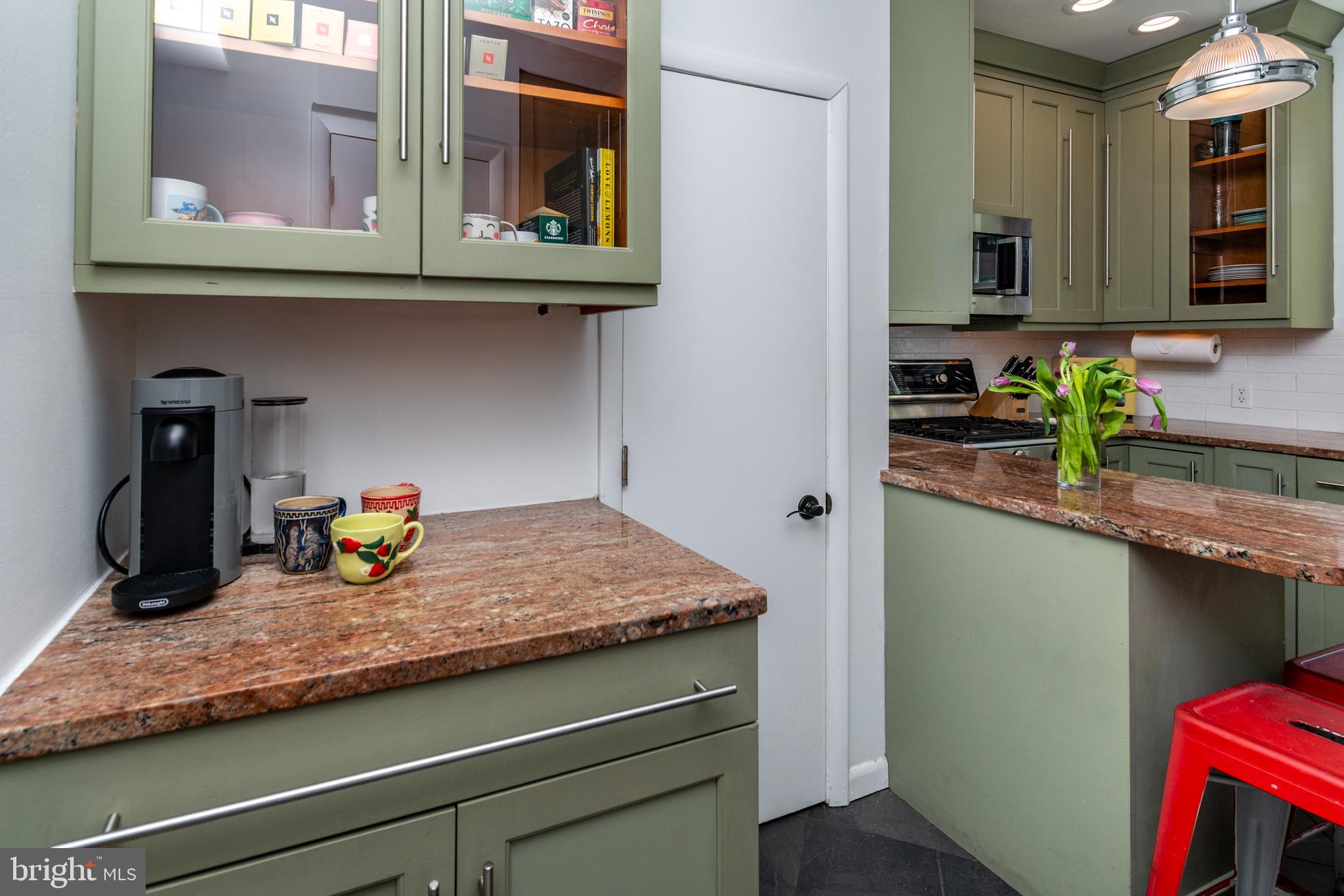 QUEEN VILLAGE - Residential