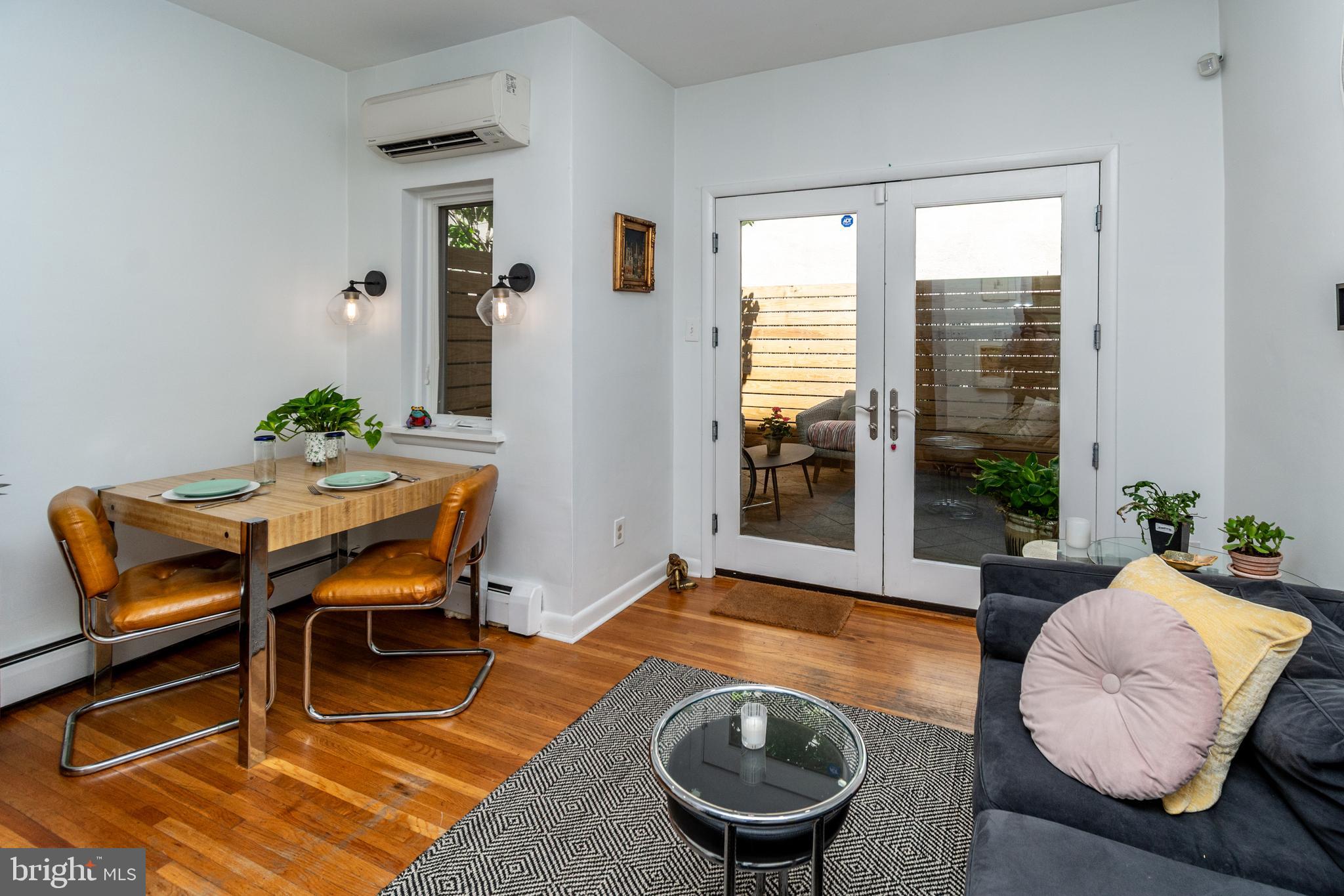 QUEEN VILLAGE - Residential
