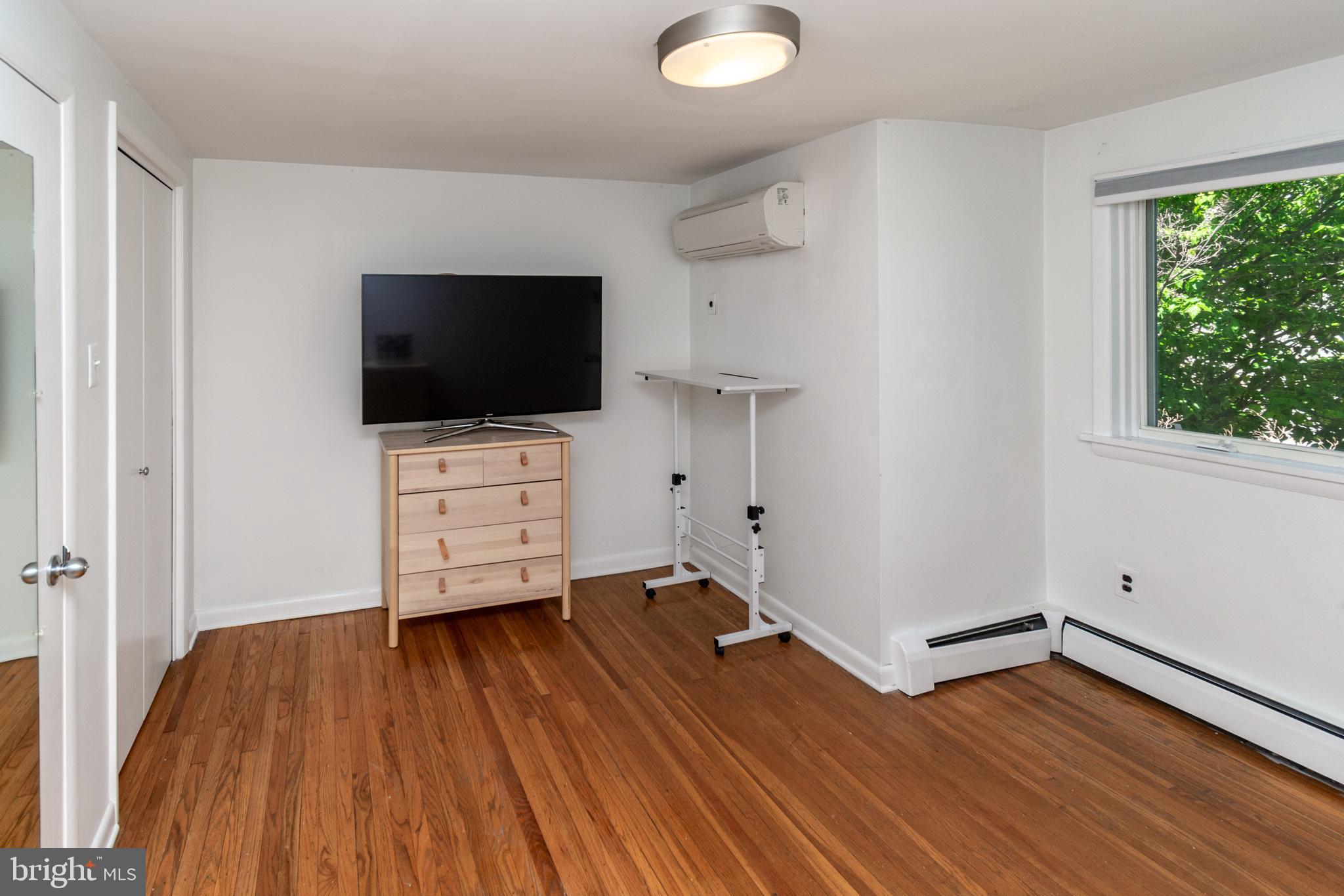 QUEEN VILLAGE - Residential