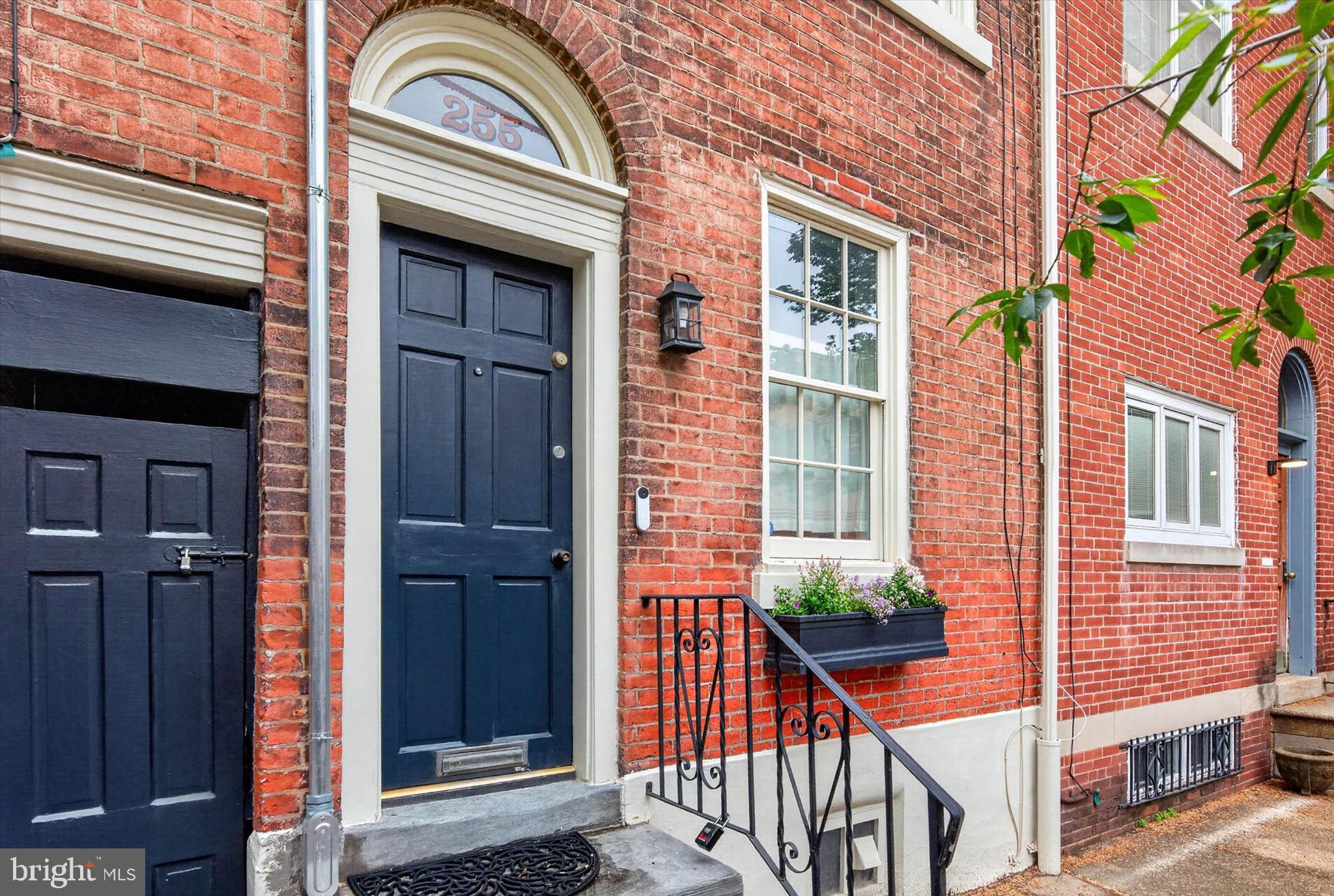 QUEEN VILLAGE - Residential