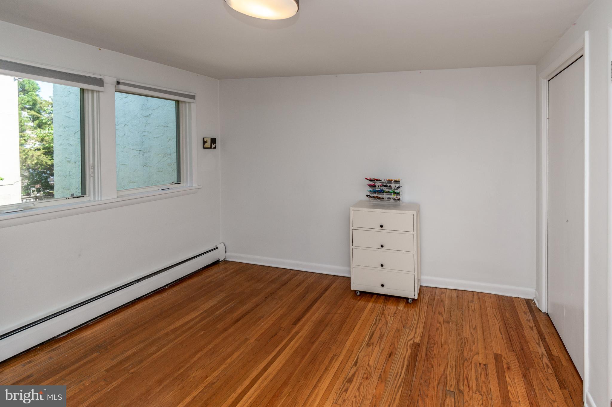 QUEEN VILLAGE - Residential