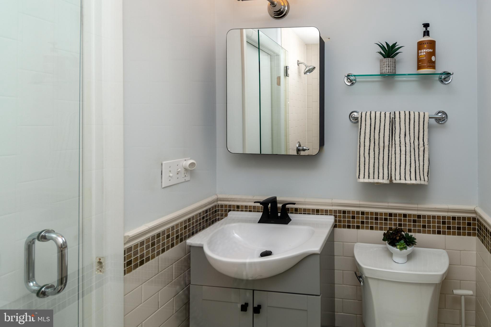 QUEEN VILLAGE - Residential