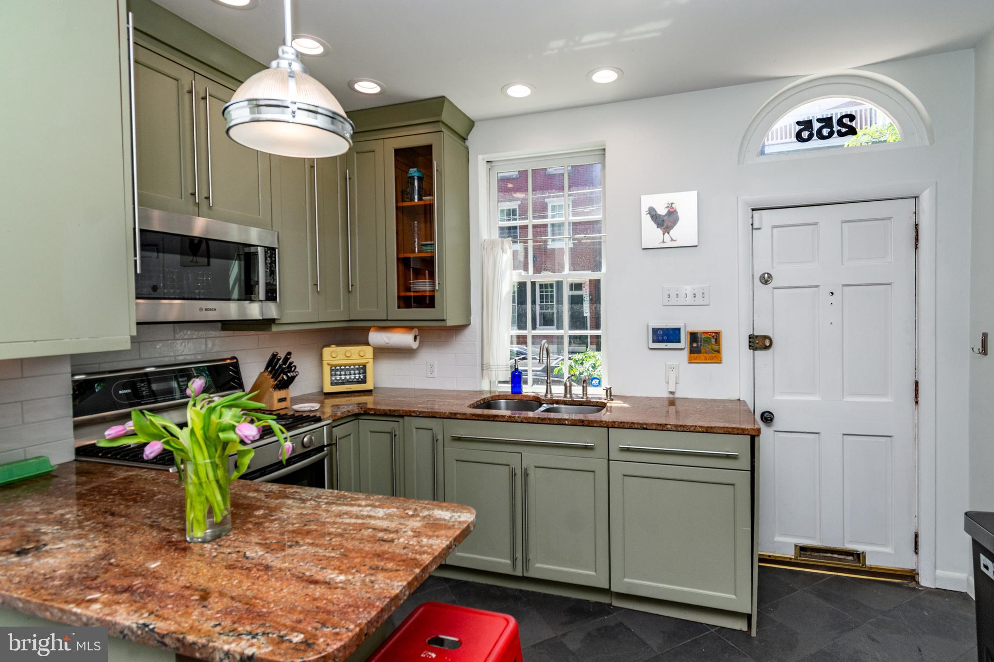 QUEEN VILLAGE - Residential