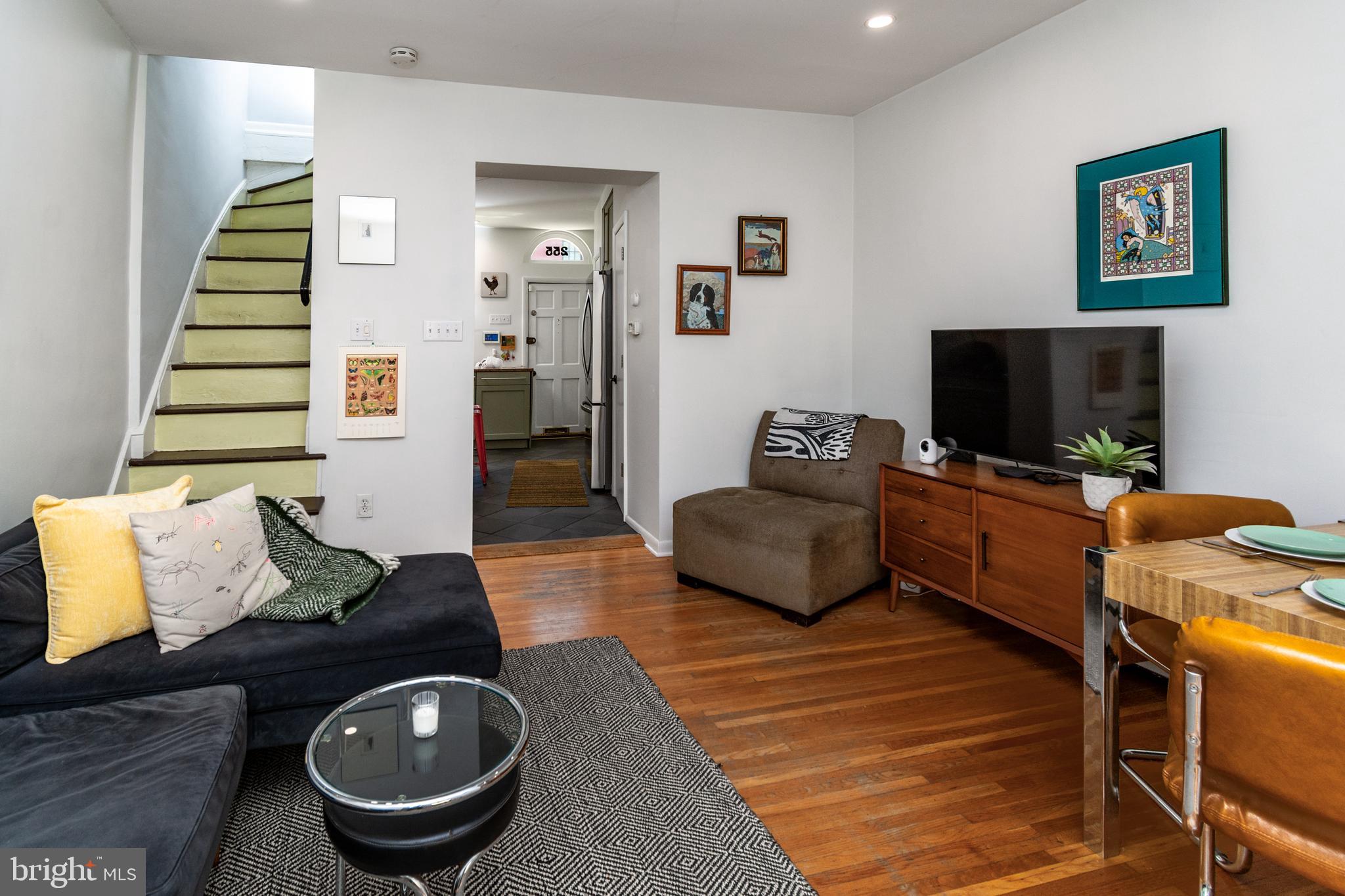 QUEEN VILLAGE - Residential