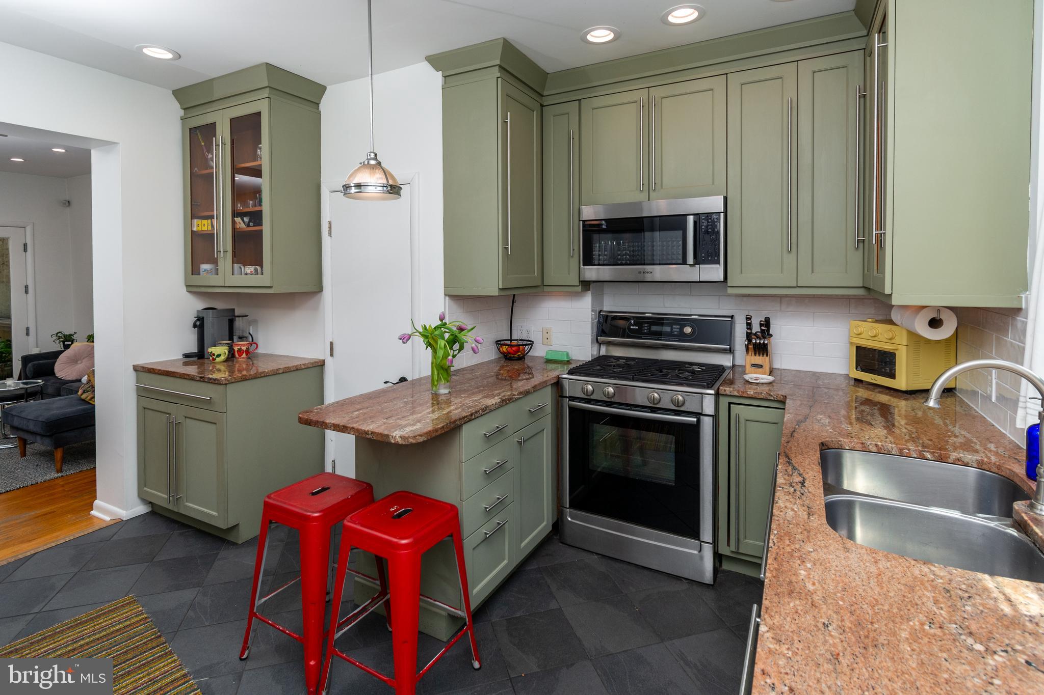 QUEEN VILLAGE - Residential