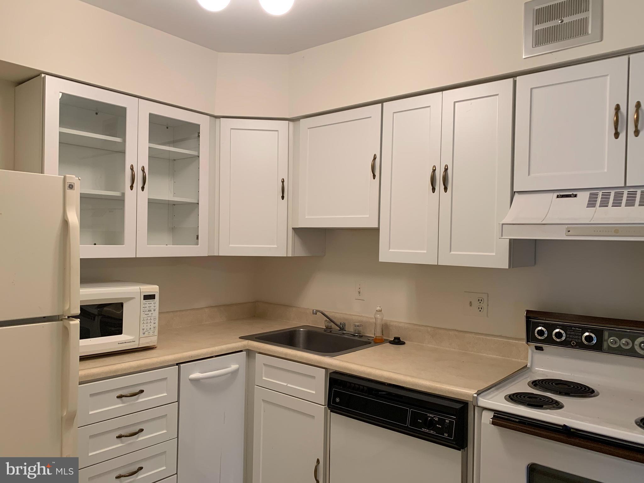 CAMELBACK VILLAGE - Residential