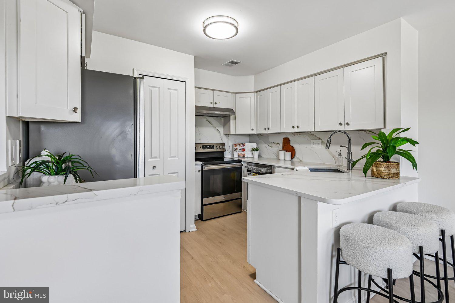 RIVERCHASE CONDOS - Residential