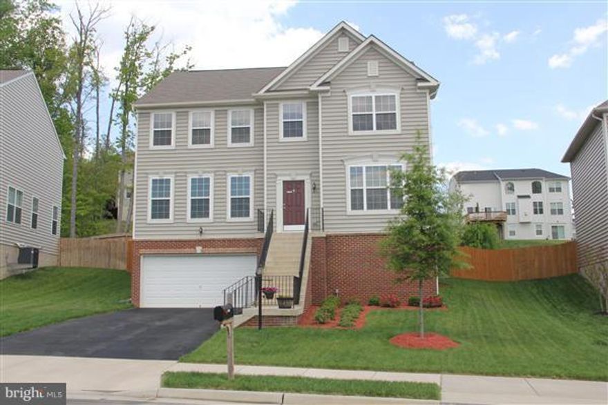 READY TO MOVE INTO, THREE FINISHED LEVELS.   LOTS OF UPGRADES... GOURMET KITCHEN W/ GRANITE COUNTERS, S.S. APPLIANCES, 42" CABINETS, RECESSED LIGHTING, GAS COOKTOP AND DOUBLE OVENS.  CHERRY HARDWOODS ON MAIN LEVEL WITH CARPET IN FAMILY ROOM. LUXURY MASTER BATH WITH CERAMIC TILE.  W/D HOOK-UPS UPPER LEVEL.  OVERSIZED DECK AND FENCED BACK YD, LOTS OF ROOM. FULL BATH LL. GAS FP IN FAM RM.