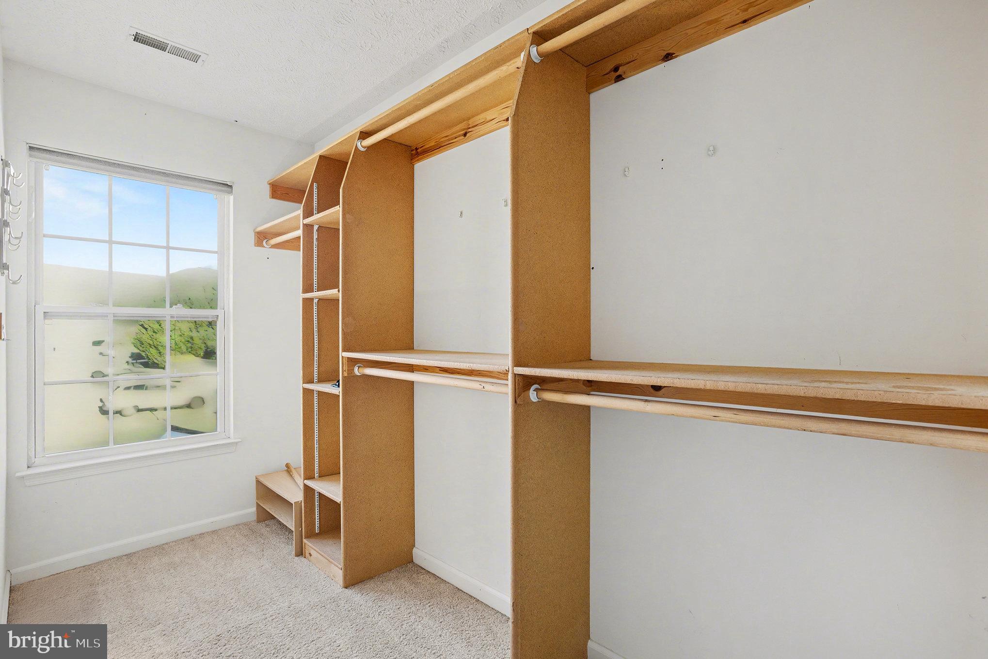 LOU MAR ESTATES - Residential