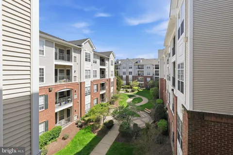 4850 Eisenhower Avenue Unit 316, Alexandria, VA MLS: VAAX2054720