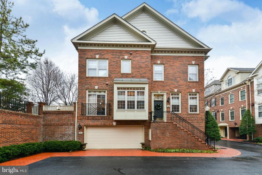 Fabulous four level Rivergate end unit townhome features sunlit open floor plan, updated kitchen with adjoining breakfast room opening to private brick patio, 3 spacious bedrooms 2.5 baths, including luxury master suite, quiet home office, hardwood flooring,  and 2 car garage. Convenient North Old Town location on the Mount Vernon bike trail, Oronoco Bay Park and just steps to Potomac River.