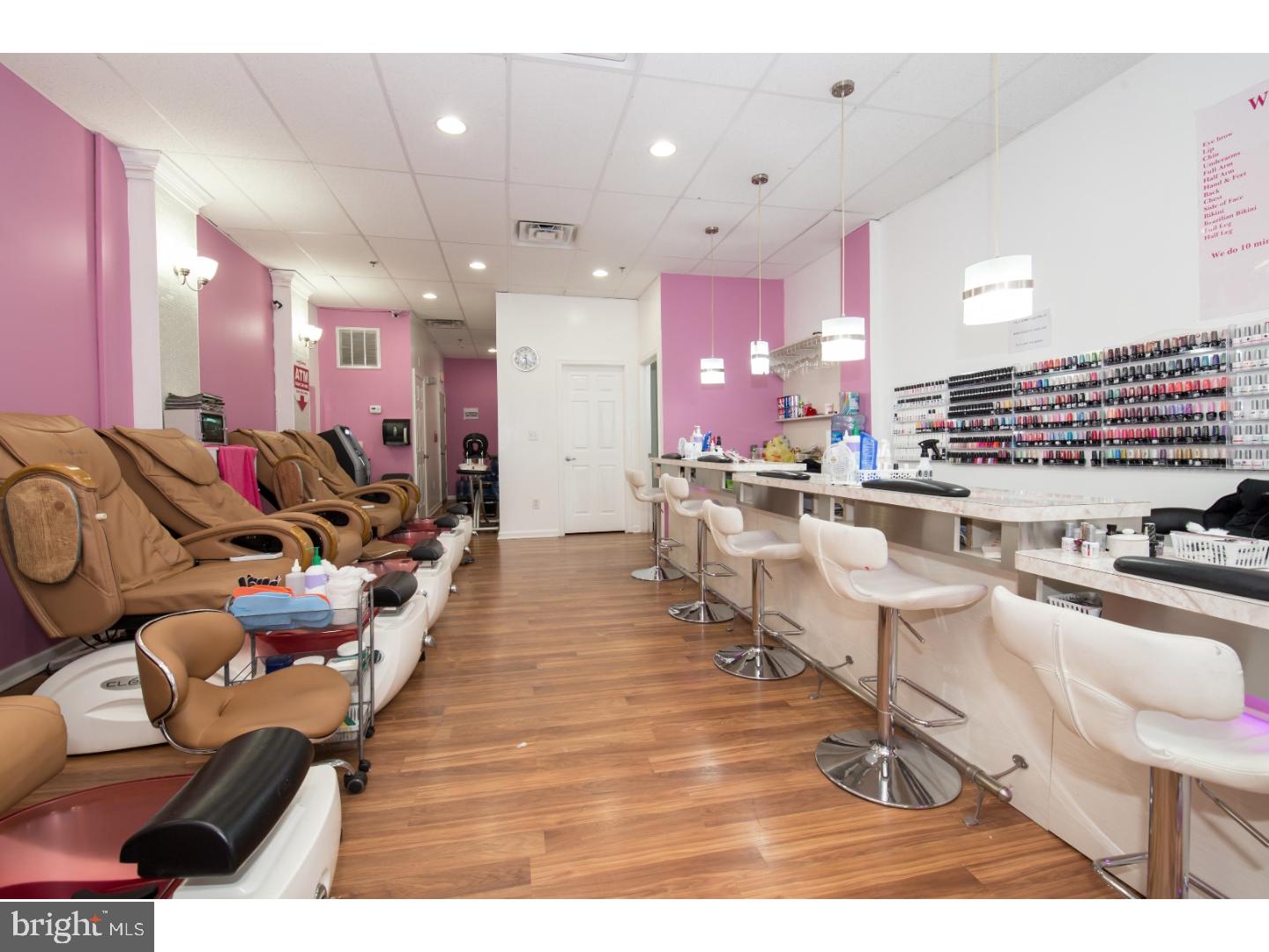 QUEEN VILLAGE - Commercial Sale