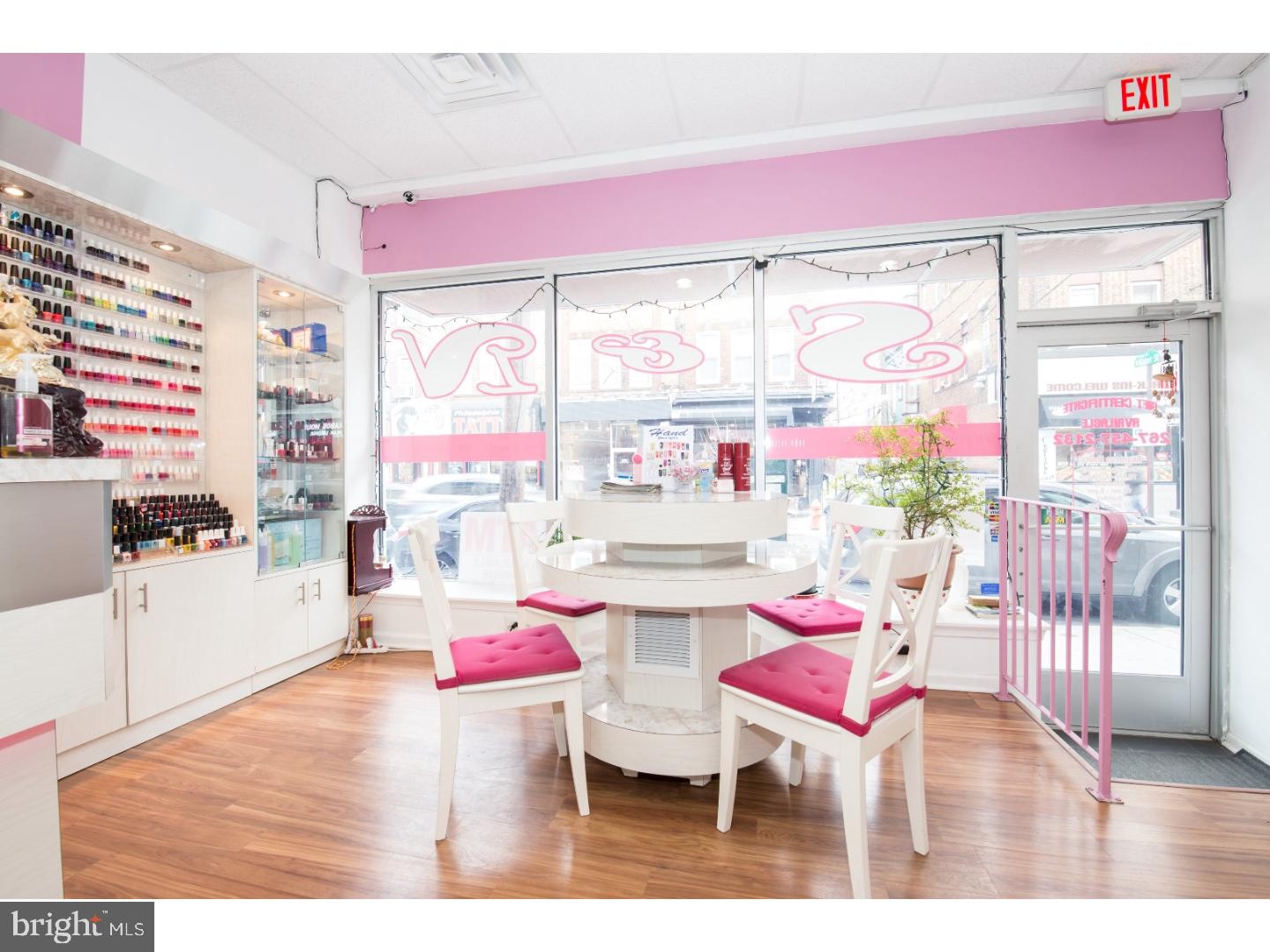 QUEEN VILLAGE - Commercial Sale