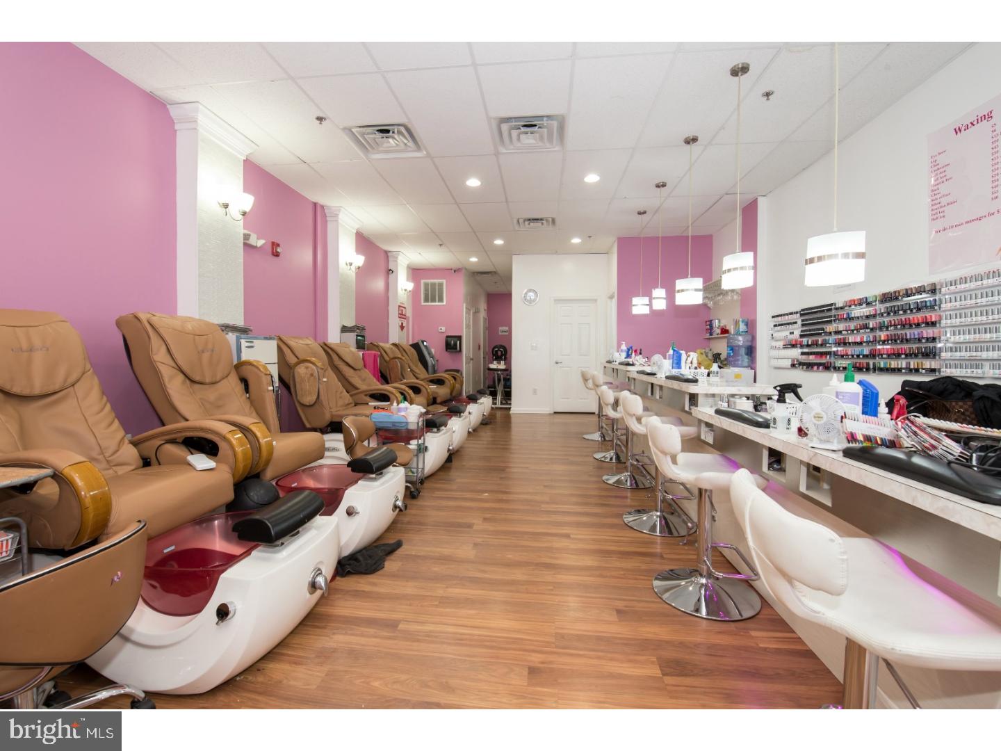 QUEEN VILLAGE - Commercial Sale