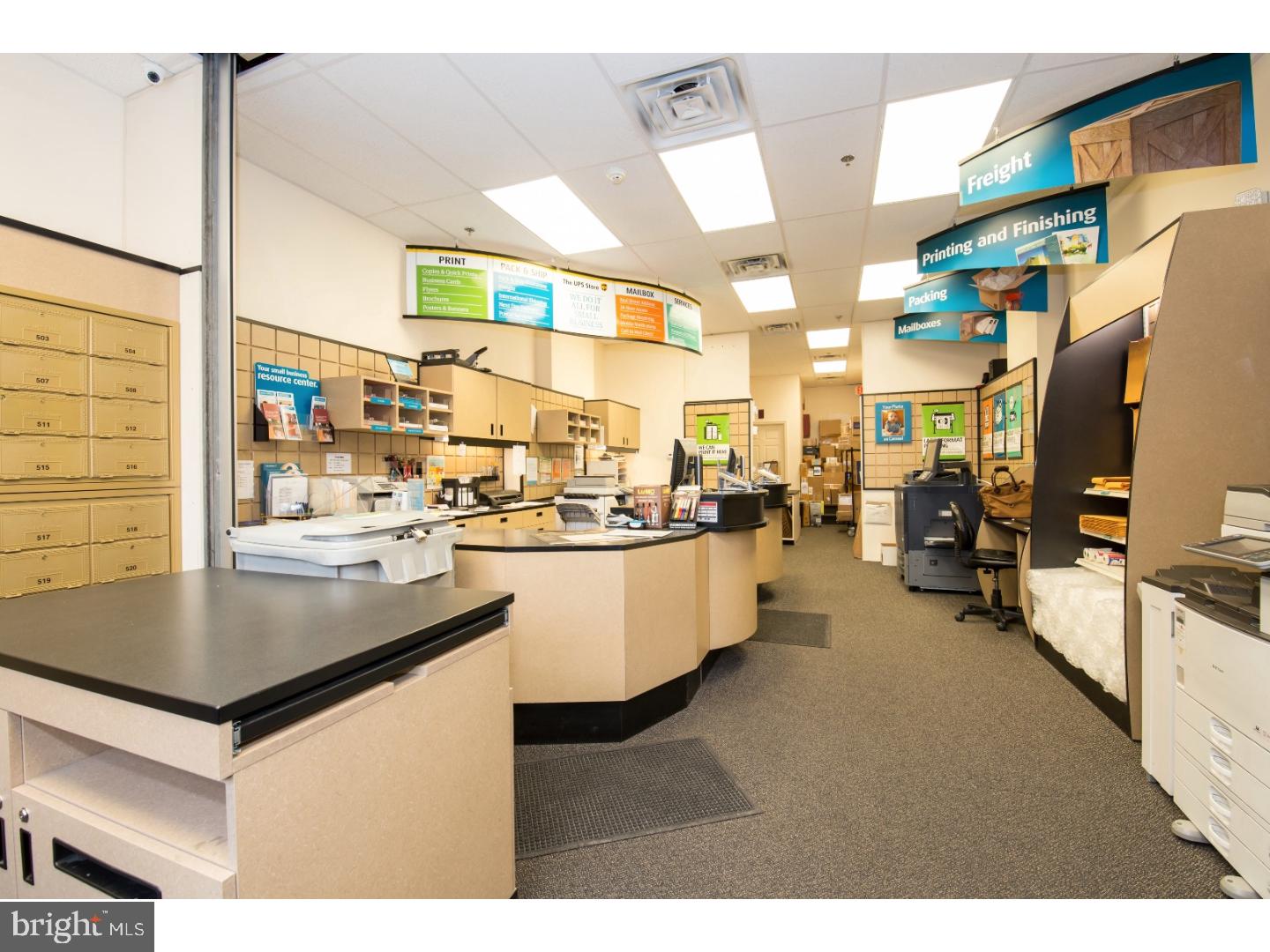 QUEEN VILLAGE - Commercial Sale