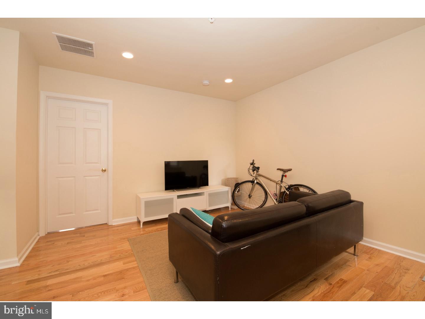 QUEEN VILLAGE - Commercial Sale