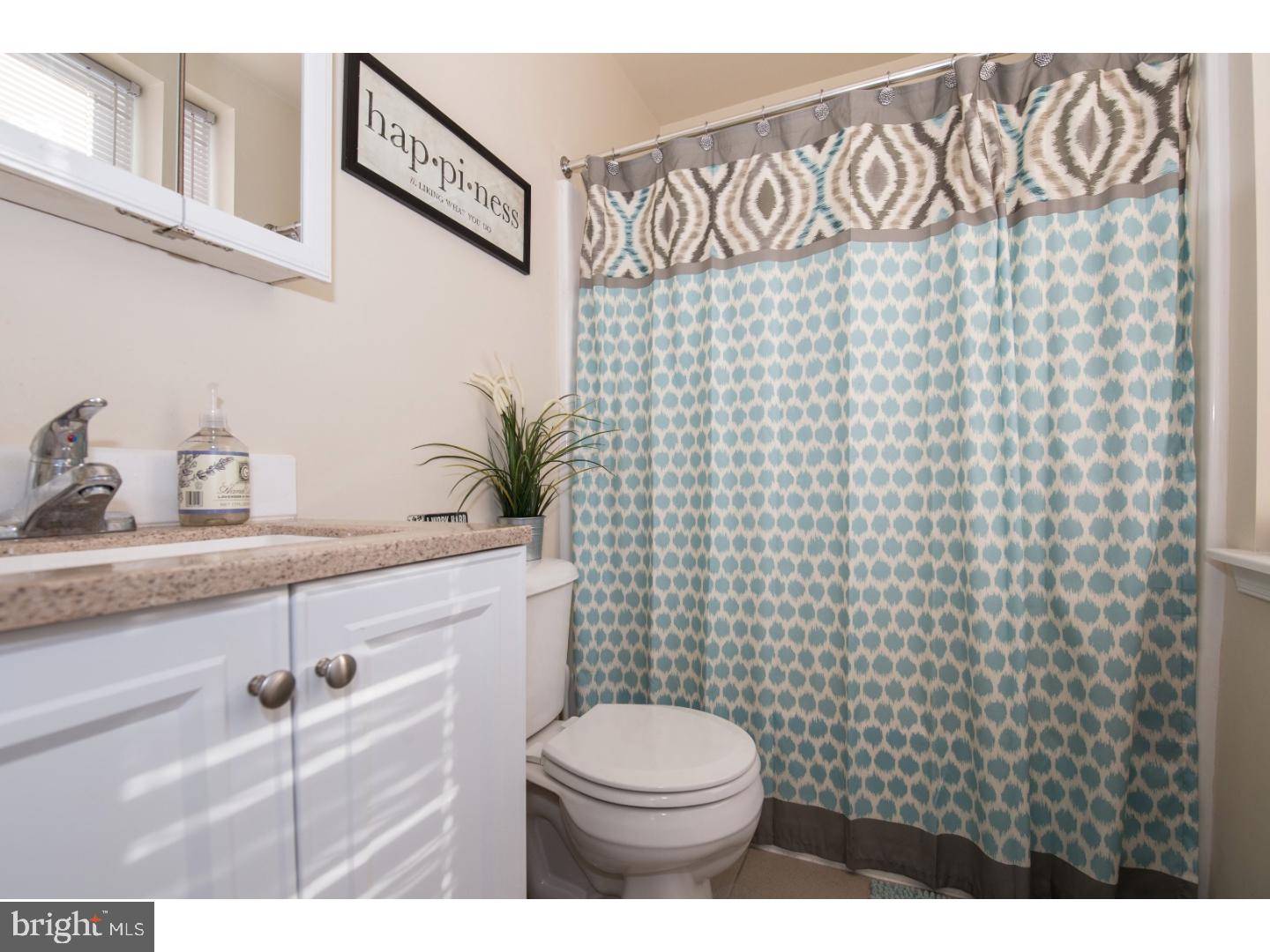 QUEEN VILLAGE - Commercial Sale