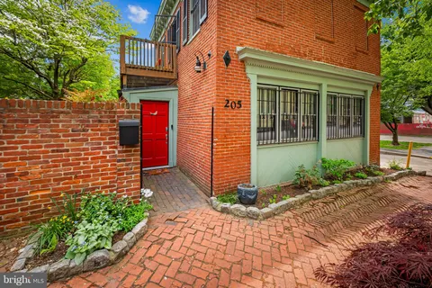 MLS: MDBA2165560