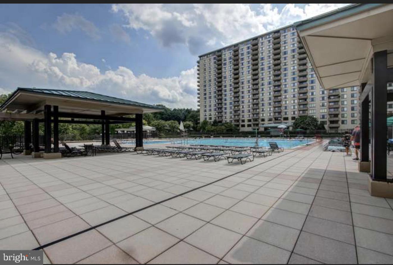 PROMENADE TOWERS - Residential