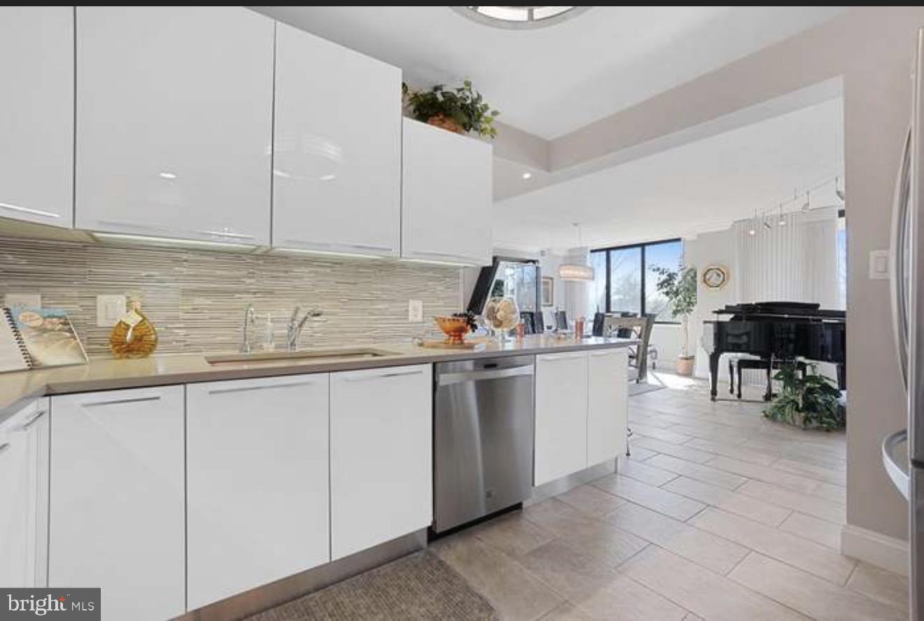 PROMENADE TOWERS - Residential