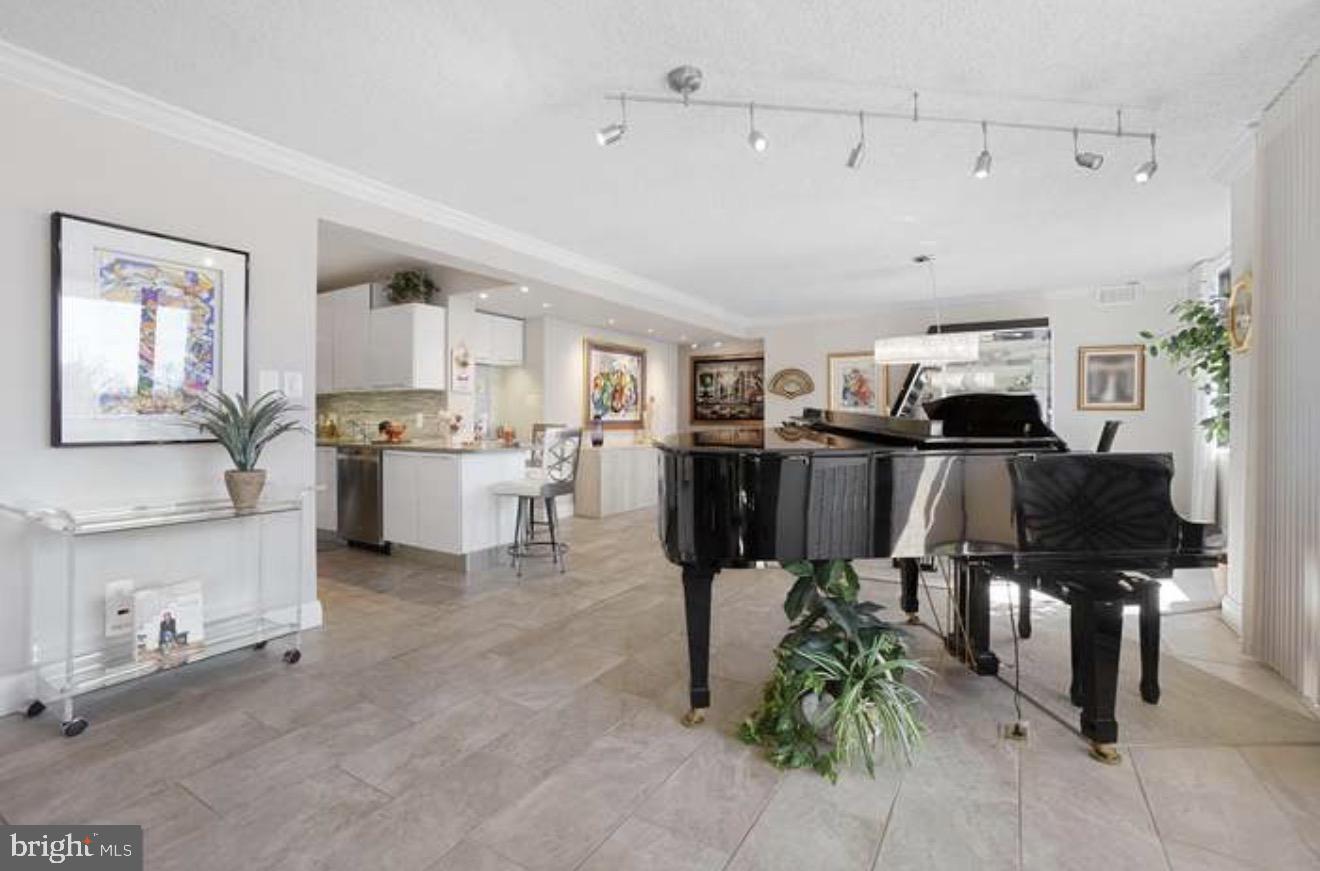 PROMENADE TOWERS - Residential