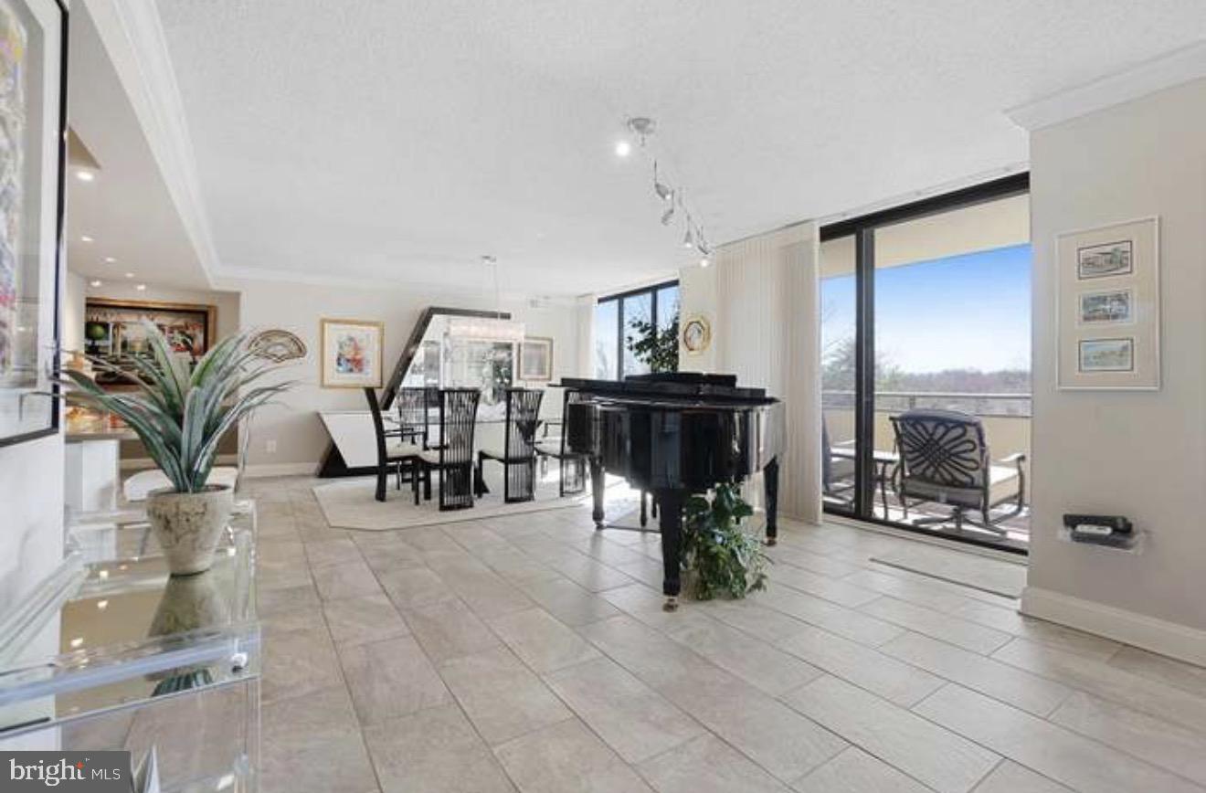 PROMENADE TOWERS - Residential