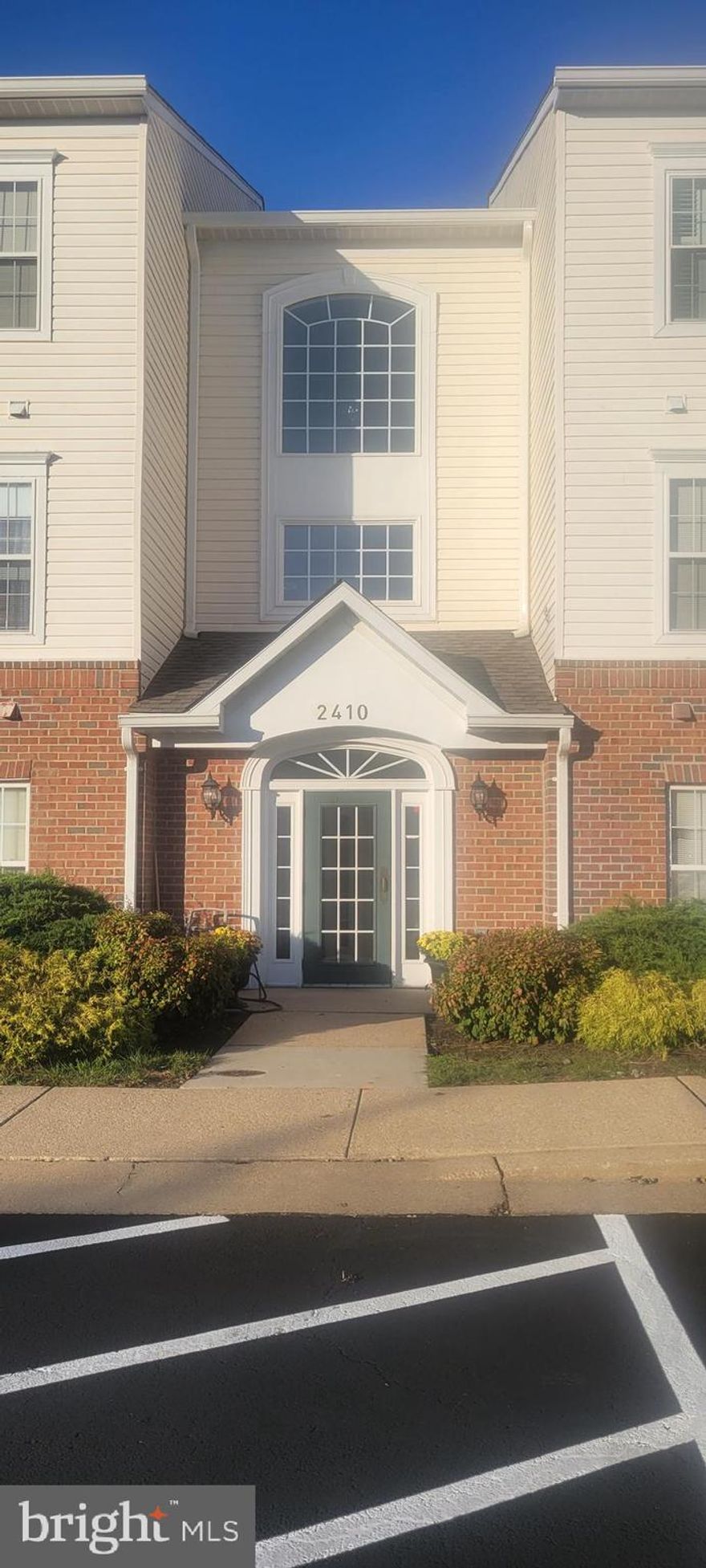 Beautiful 2 Bed 2 Bath Condo in Piney Orchard. RARE unit that Backs to Woods for added privacy. Open floor plan. Bonus Den/Office/3rd room. Exterior Balcony. Community offers Indoor/Outdoor Pools, Gym, tot lots, biking/walking trails & local shopping. Walk to the grocery store, elementary school & local shops!! Elevator & Gated community/Secured building. Minutes to Ft Meade/NSA/Marc train station.