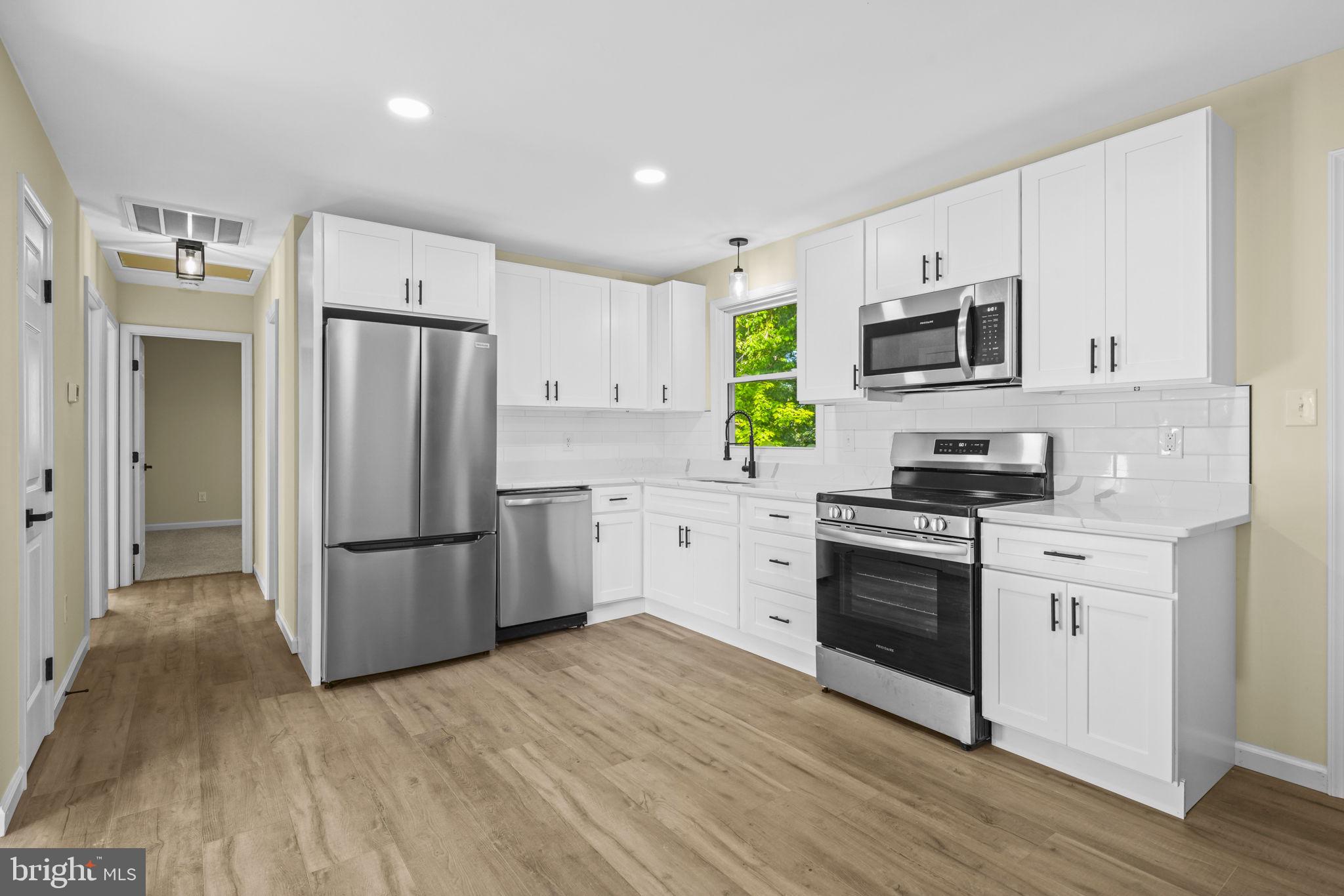 HOLLYWOOD SHORES - Residential