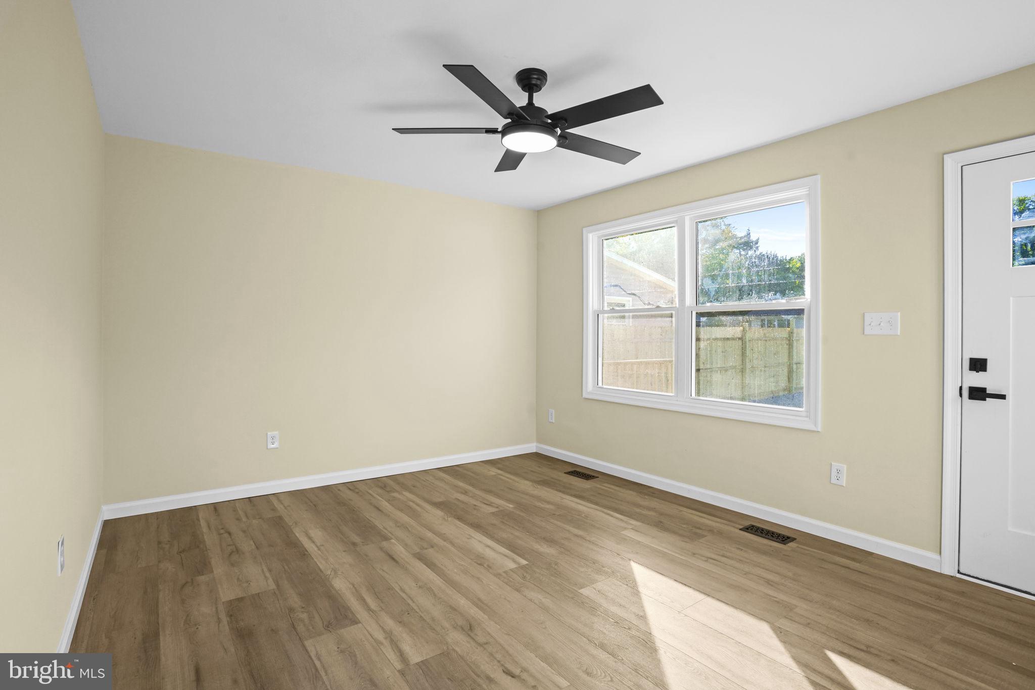 HOLLYWOOD SHORES - Residential