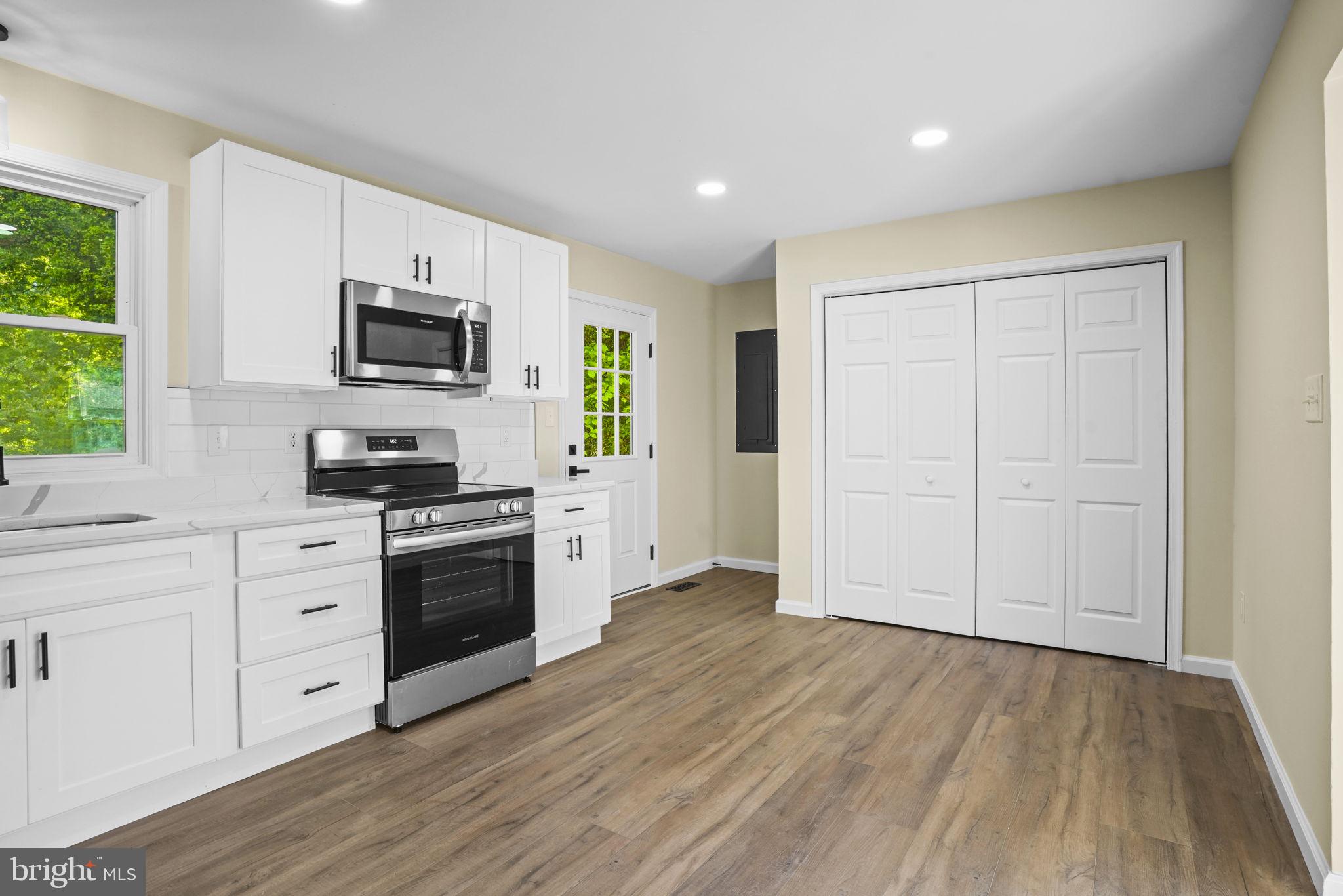 HOLLYWOOD SHORES - Residential