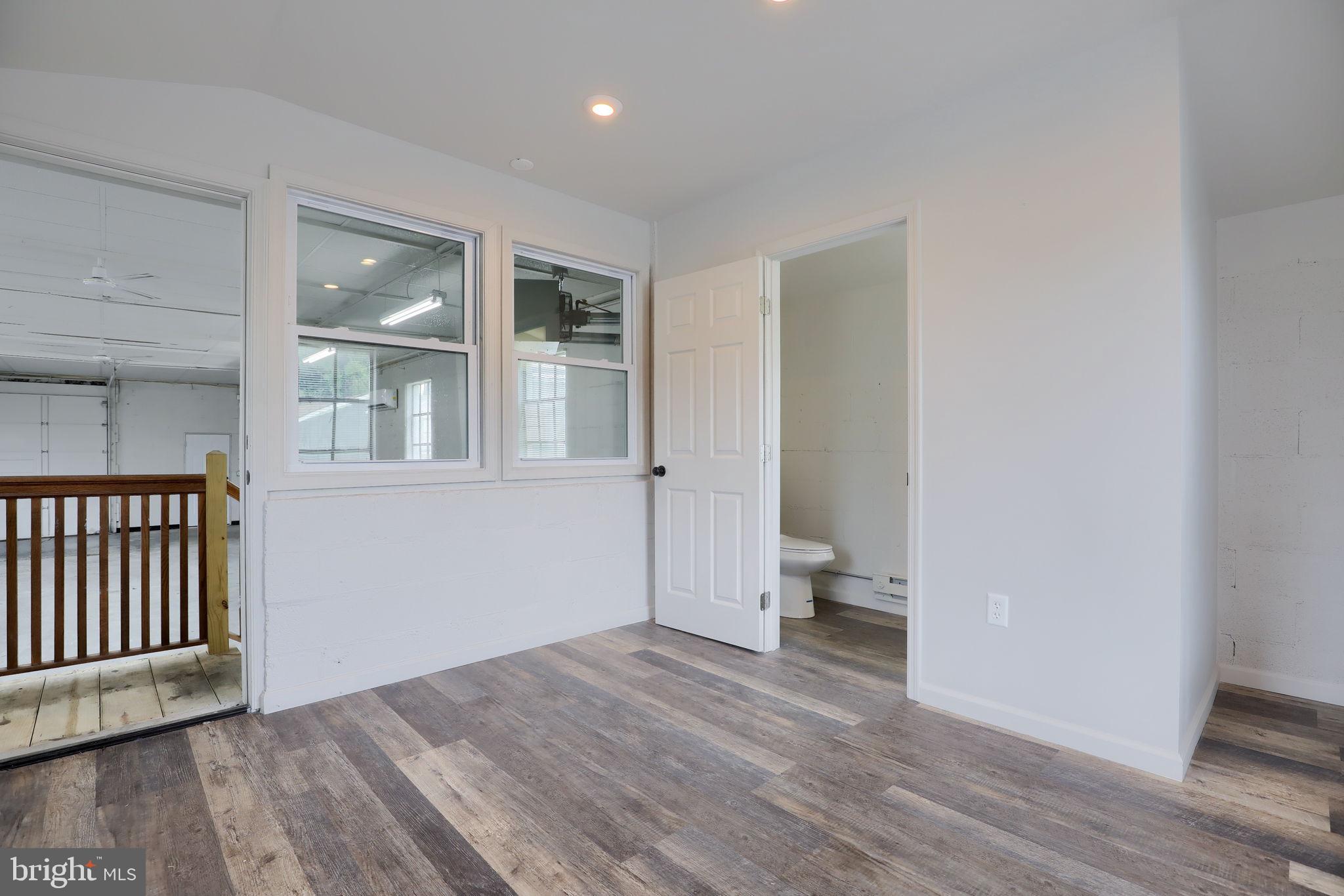 WARWICK - Commercial Sale