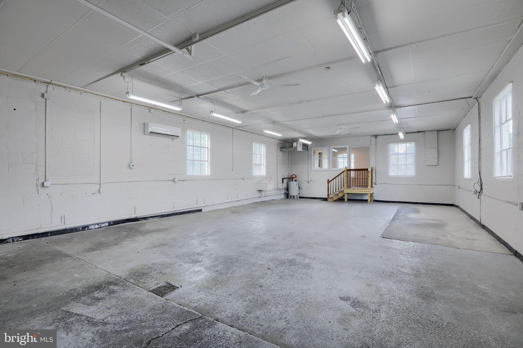 WARWICK - Commercial Sale