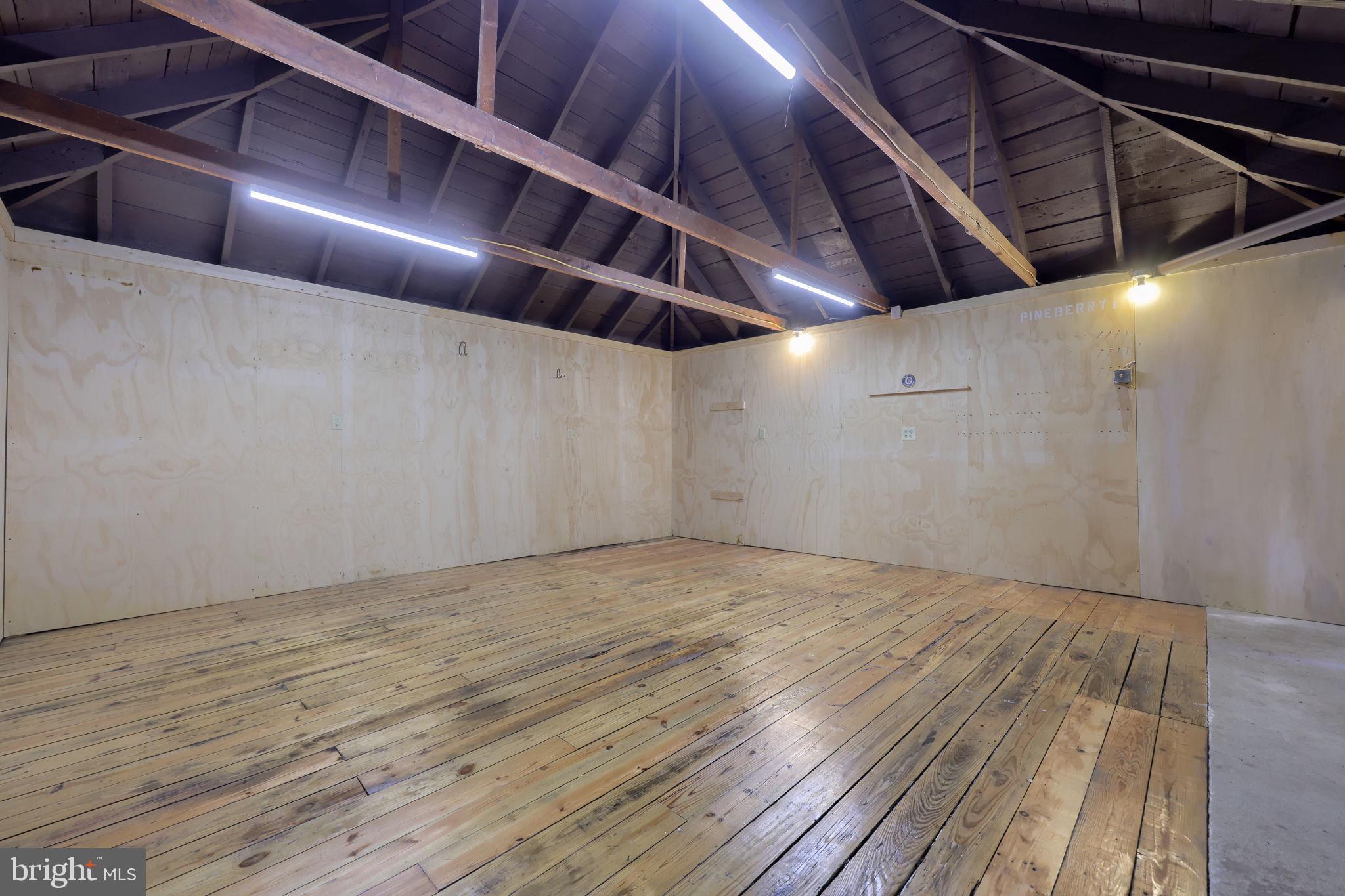 WARWICK - Commercial Sale