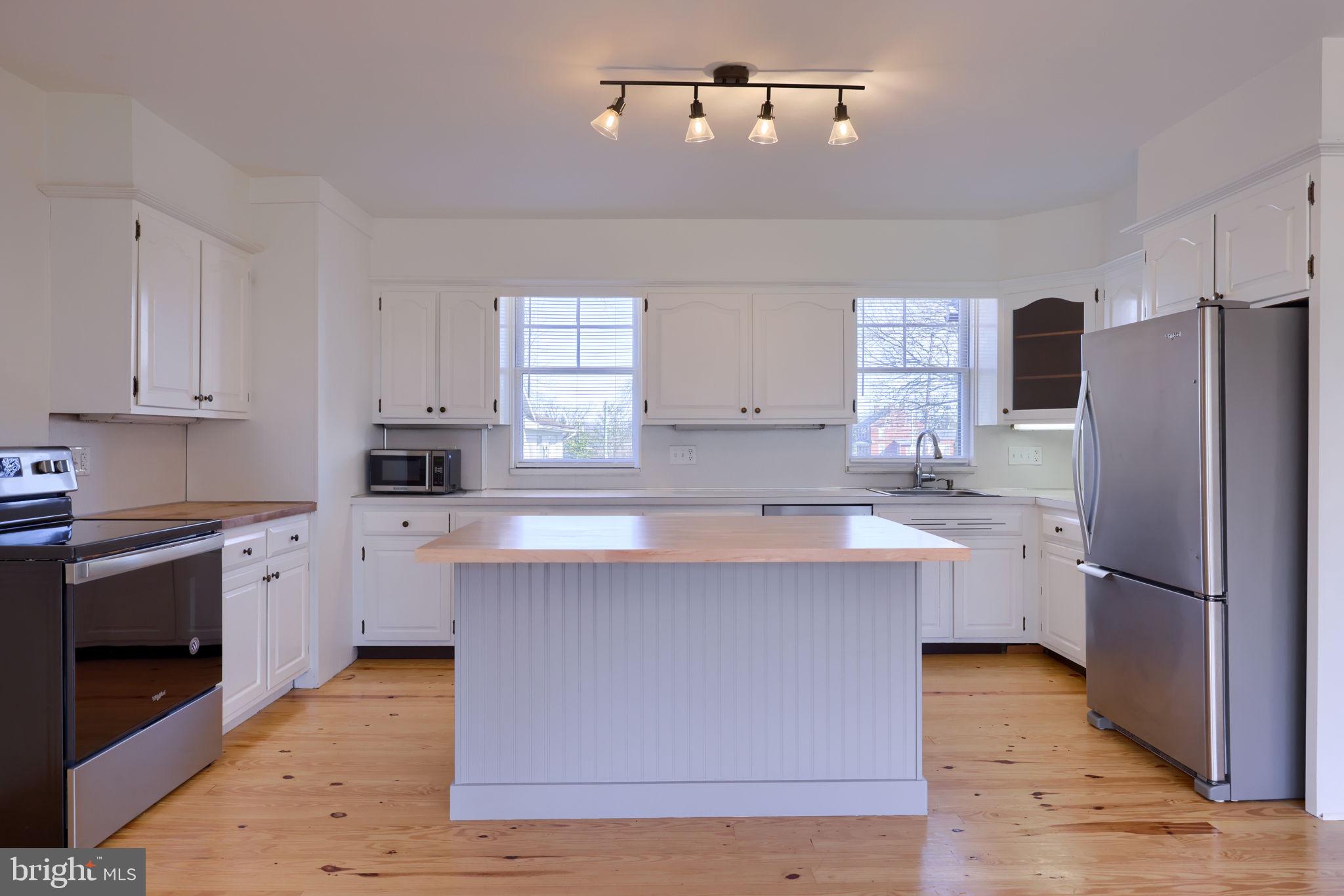 WARWICK - Commercial Sale
