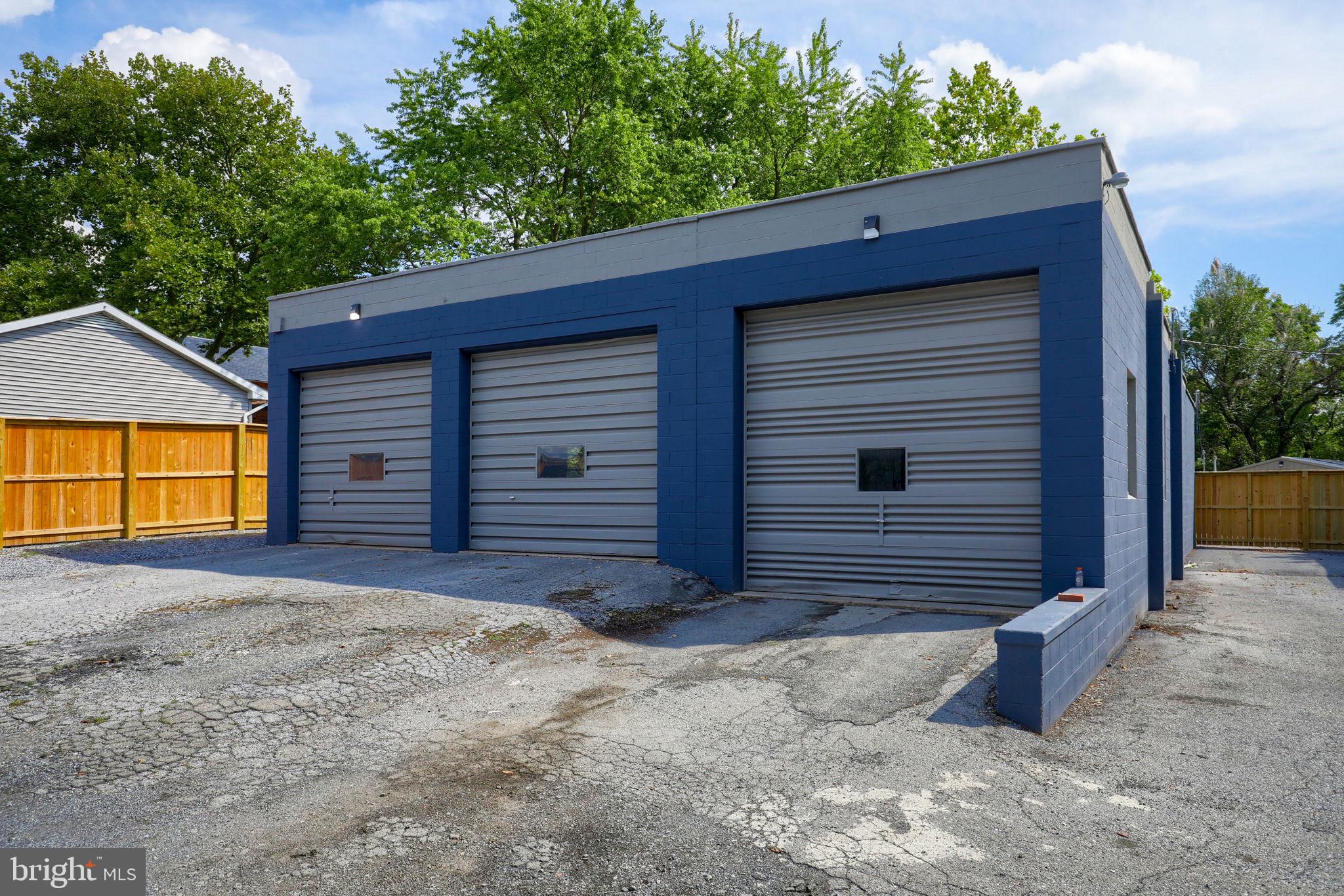 WARWICK - Commercial Sale