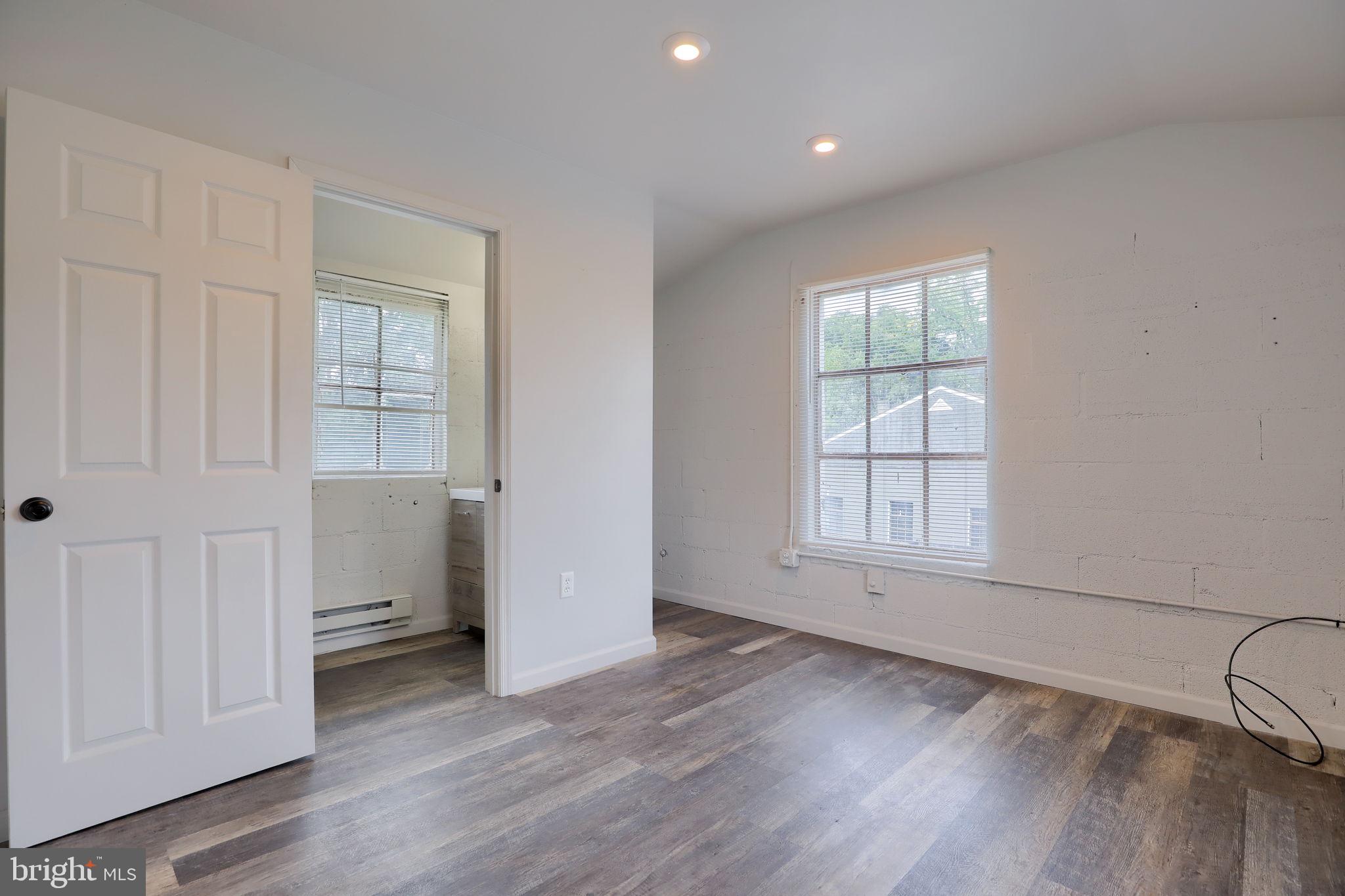 WARWICK - Commercial Sale