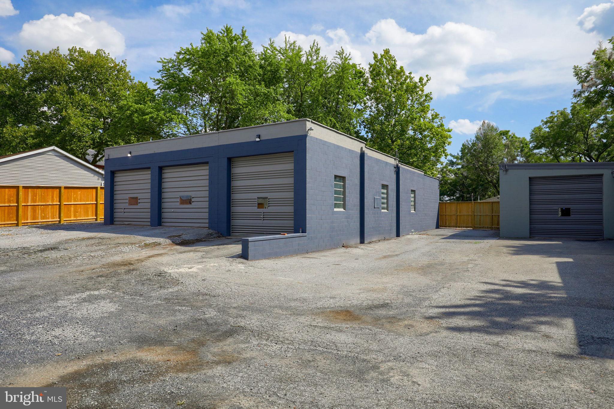 WARWICK - Commercial Sale