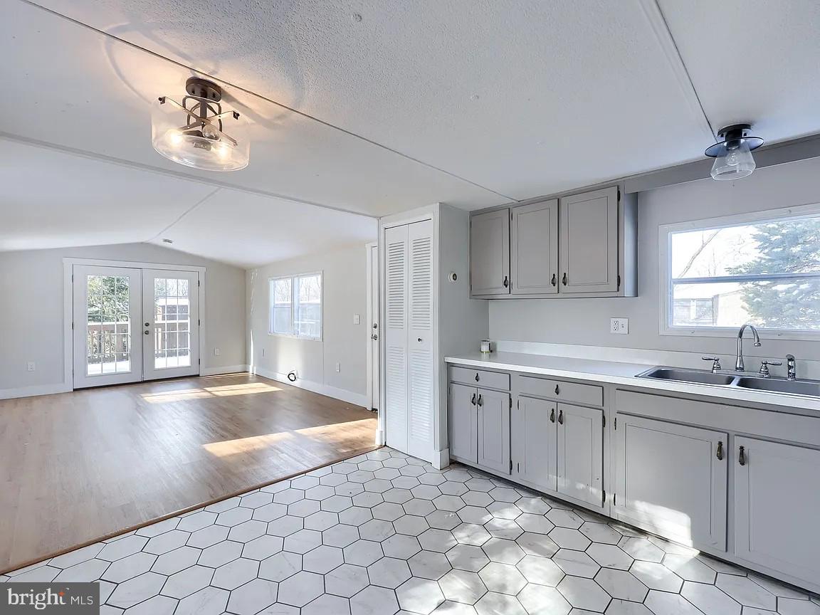WARWICK - Commercial Sale