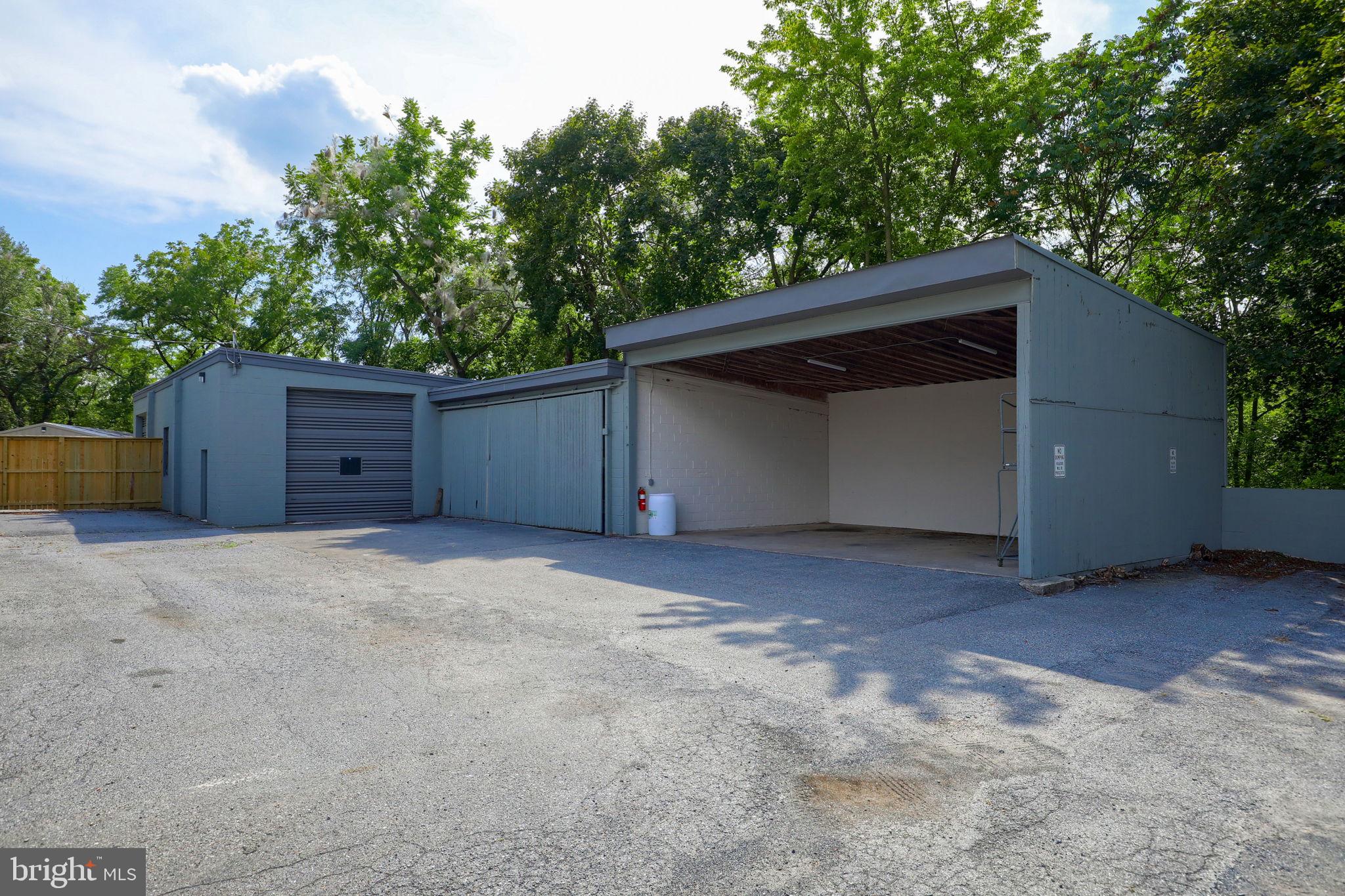 WARWICK - Commercial Sale